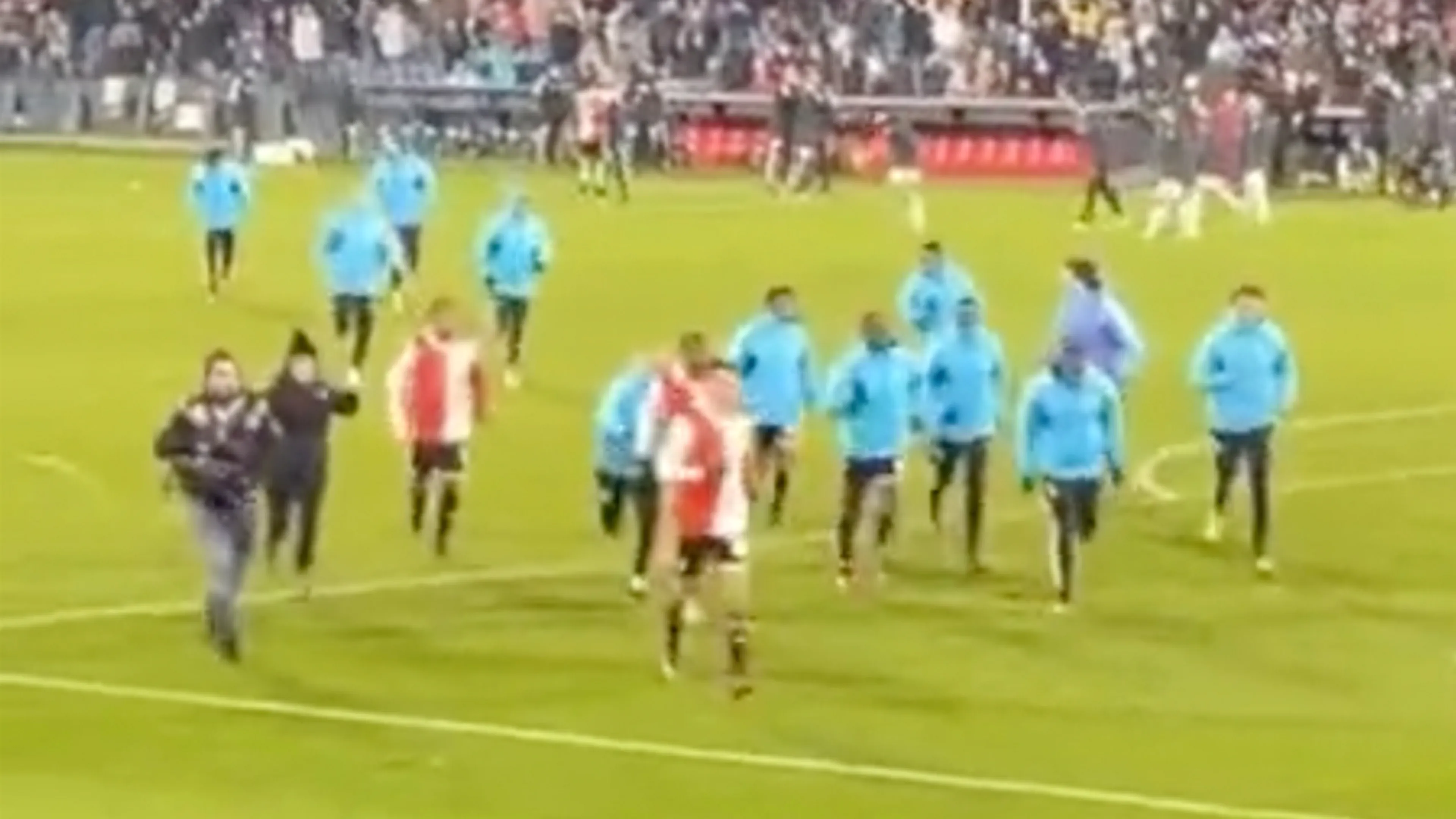 Video: camera-technicus gaat vol onderuit bij feestvierende Feyenoord-spelers