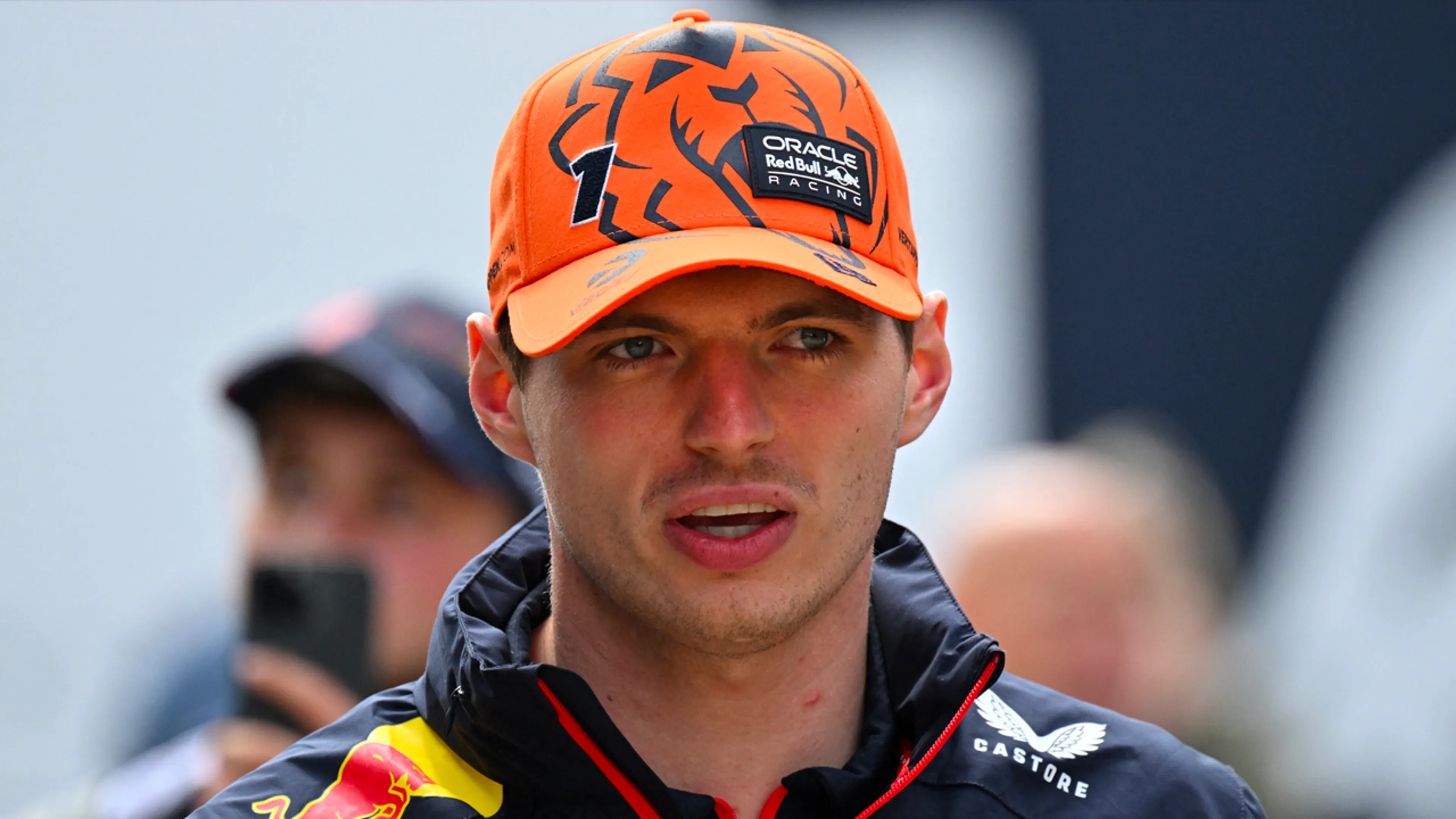 Max Verstappen pakt poleposition op circuit Silverstone