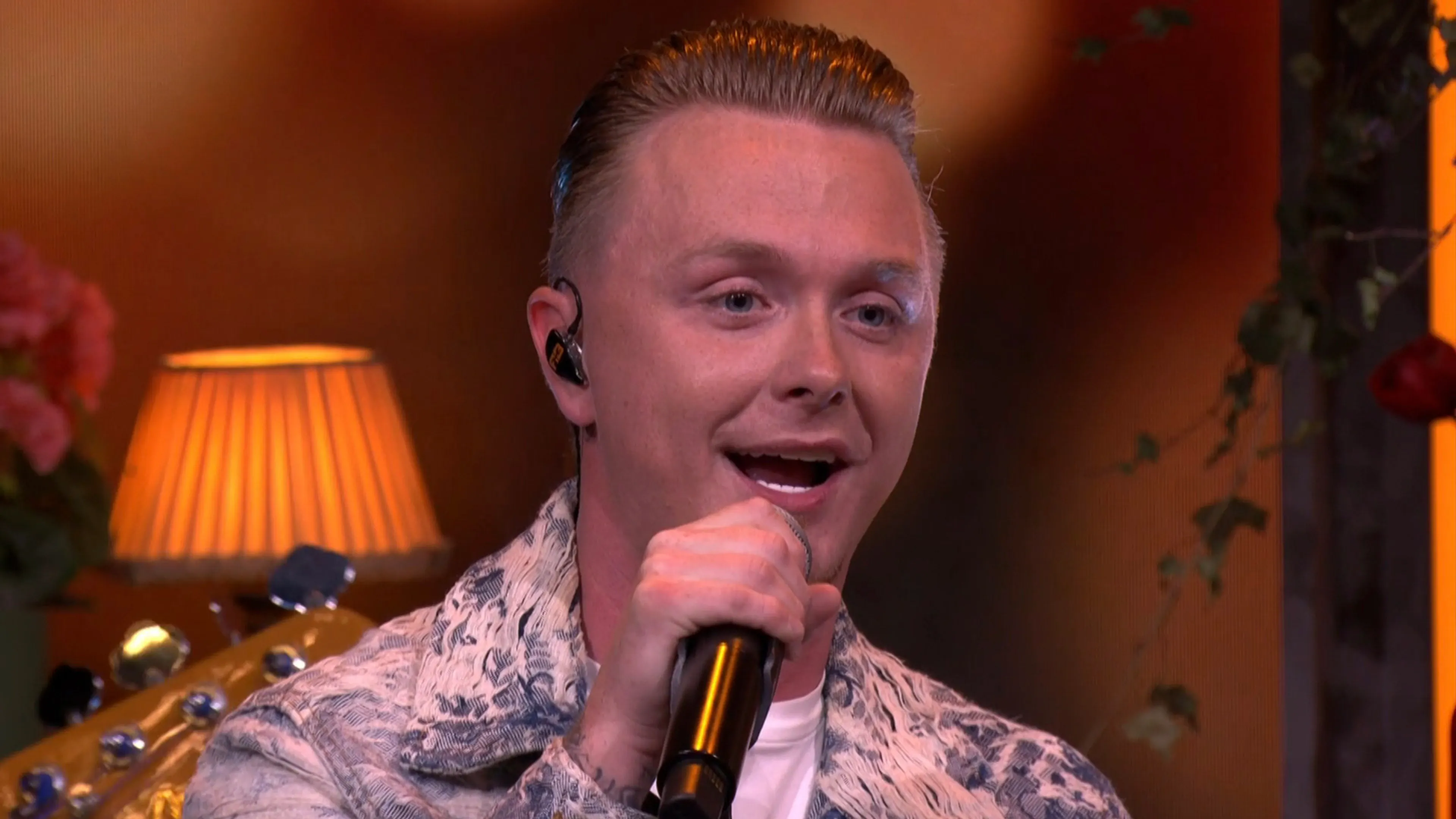 Ray Benjamin opent De Oranjezondag met absolute klassieker 'Niemand Laat Zijn Eigen Kind Alleen'