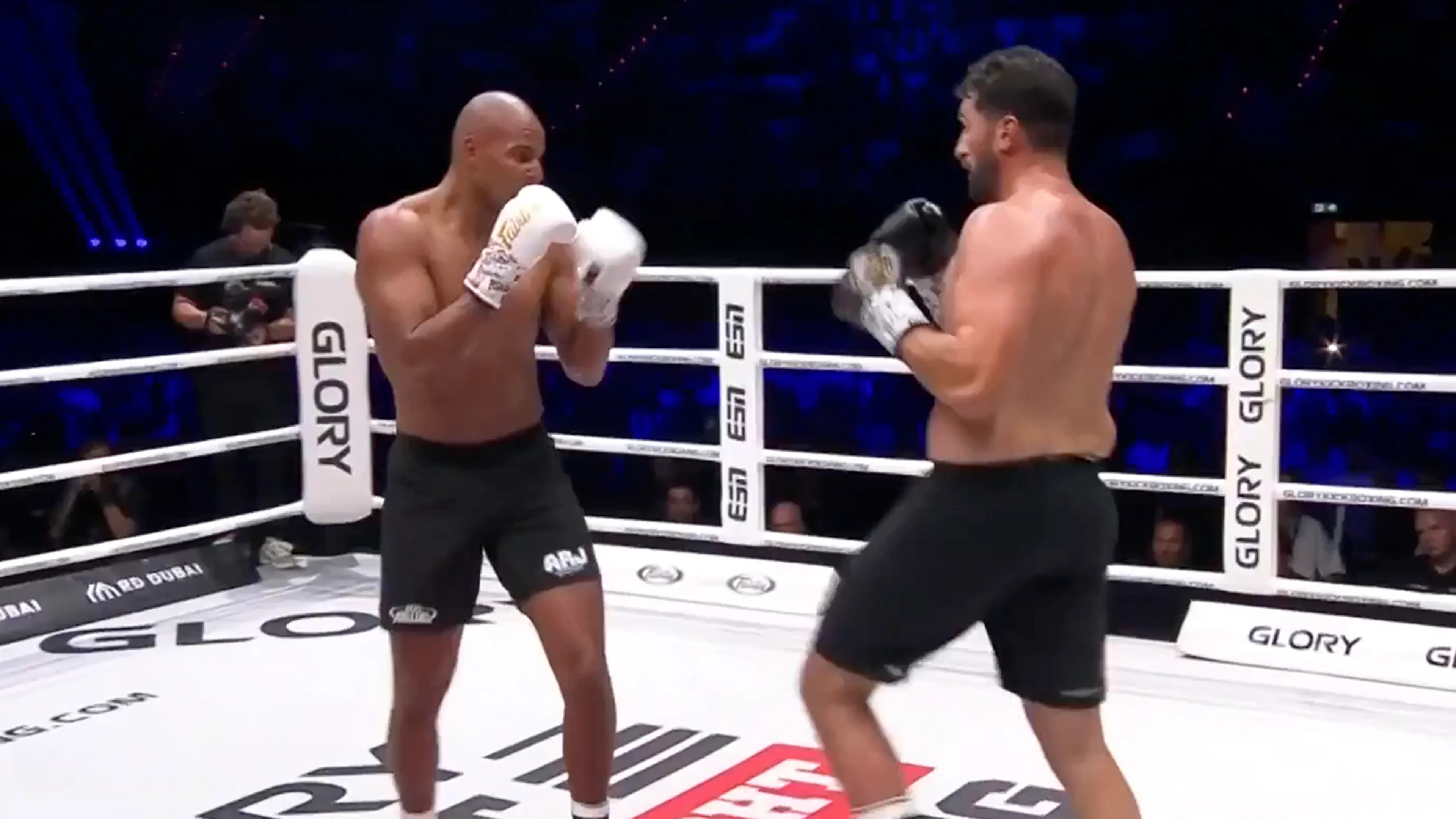 Video: Bekijk hier de indrukwekkende knock-out van Levi Rigters op Jamal Ben Saddik