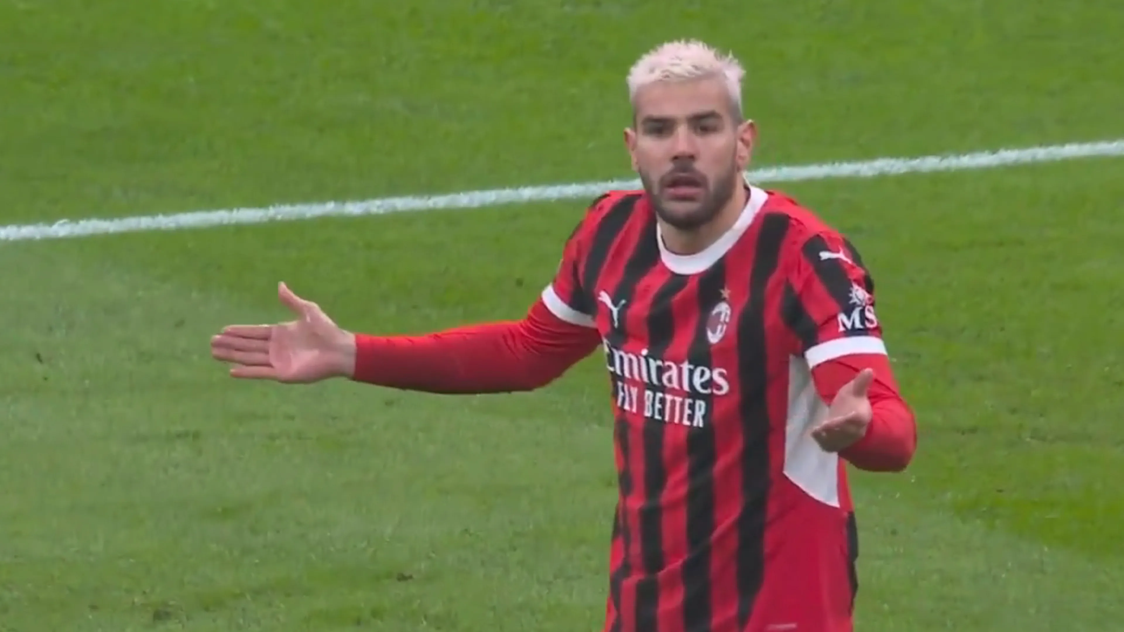 Video: Theo Hernández maakt een schwalbe met geel op zak en moet vertrekken