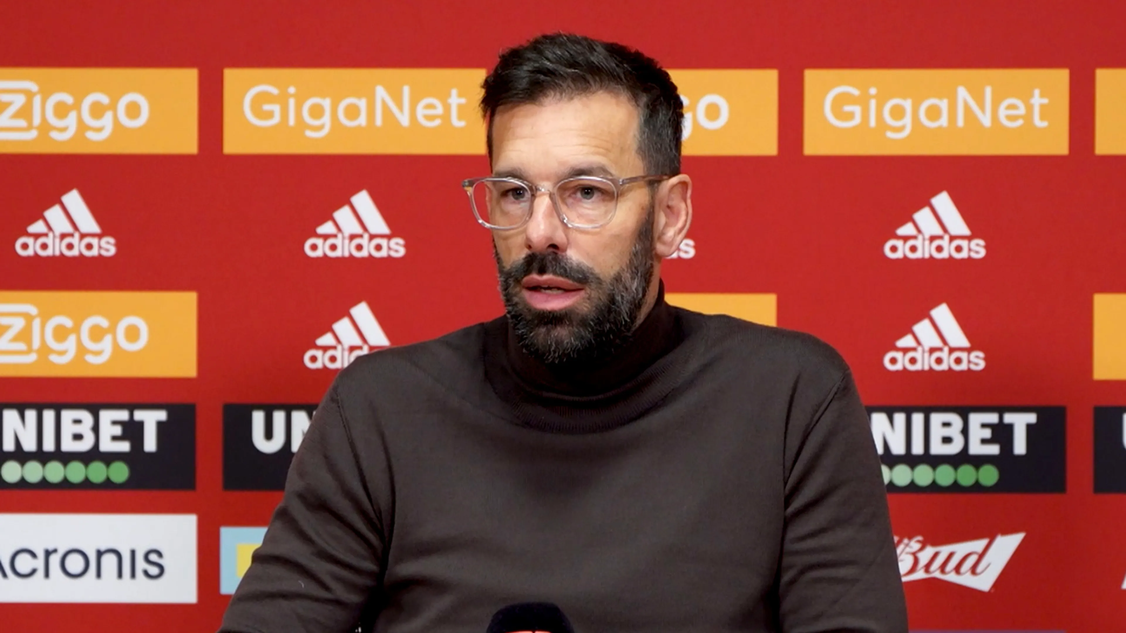 Van Nistelrooy aangeslagen na dreun: 'Ik wil het hier niet eens over hebben'