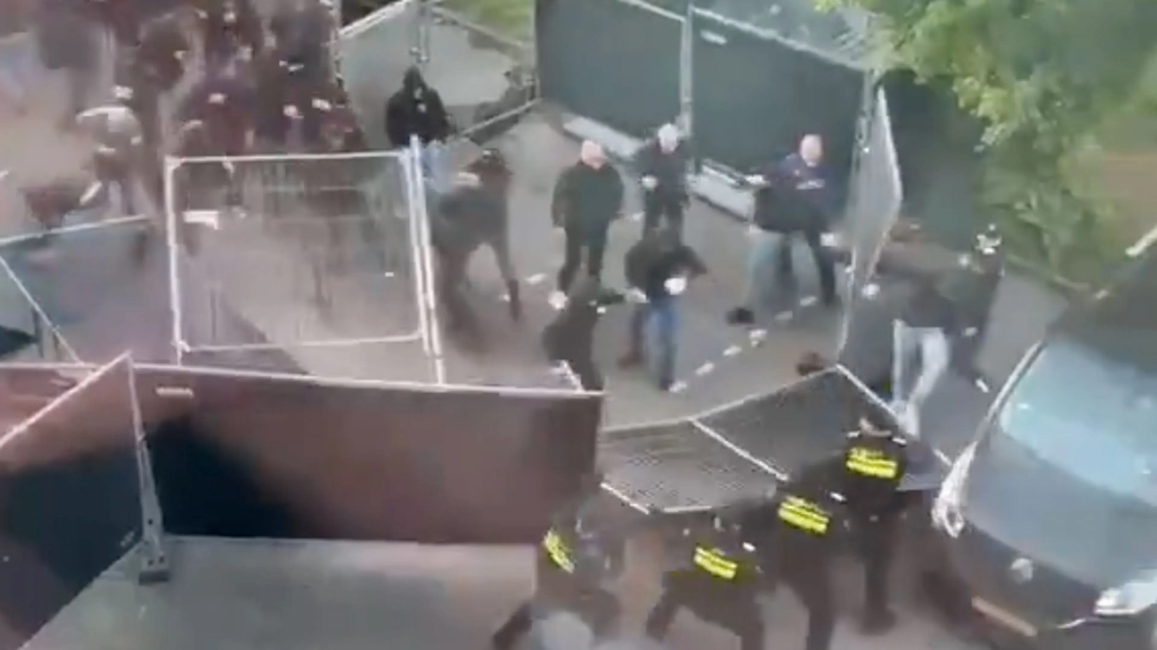 Video: ME moet ingrijpen bij ongeregeldheden in Volendam na Ajax - FC Groningen