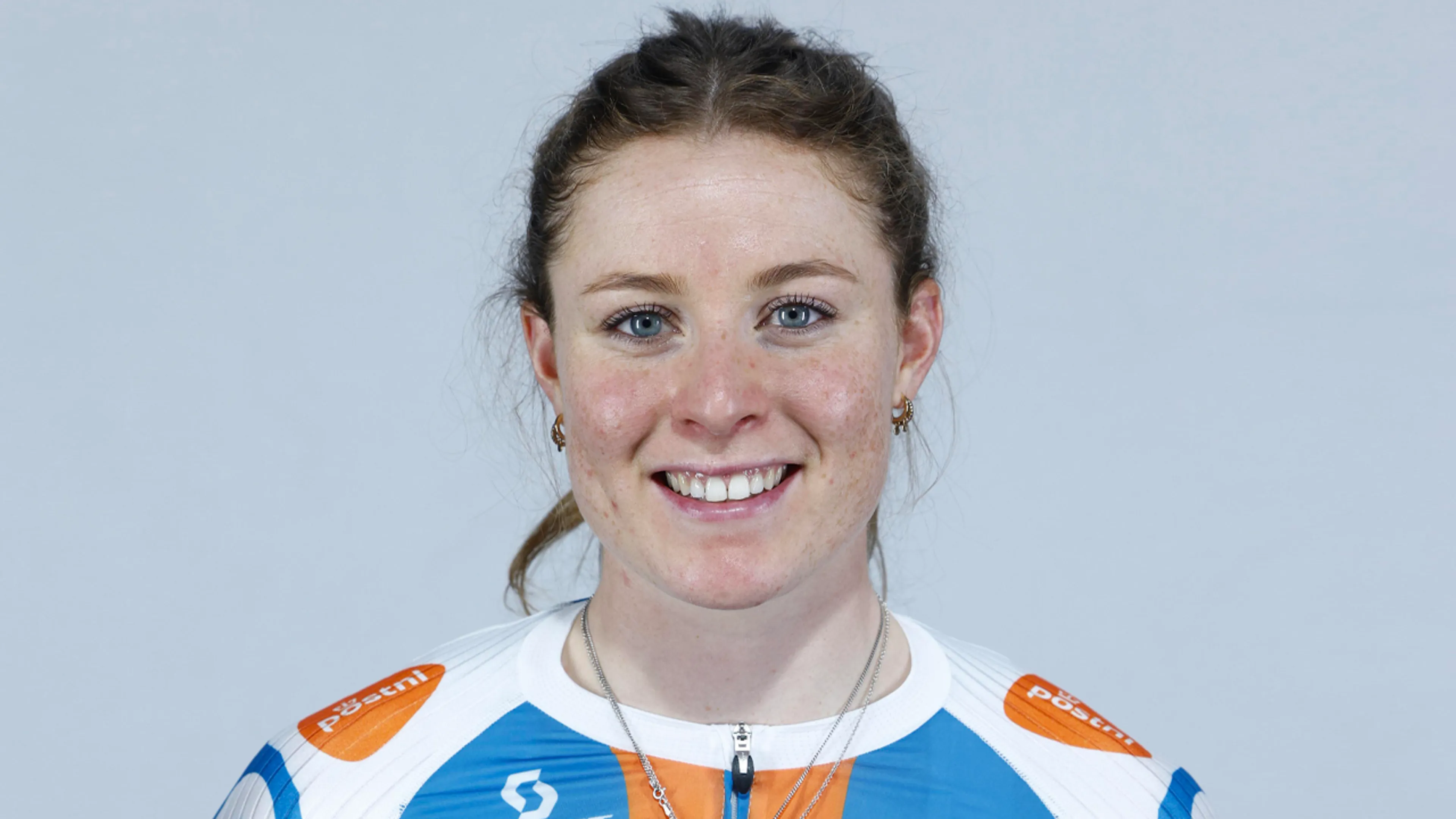 Charlotte Kool wint in Den Haag eerste etappe Tour de France Femmes en pakt gele trui
