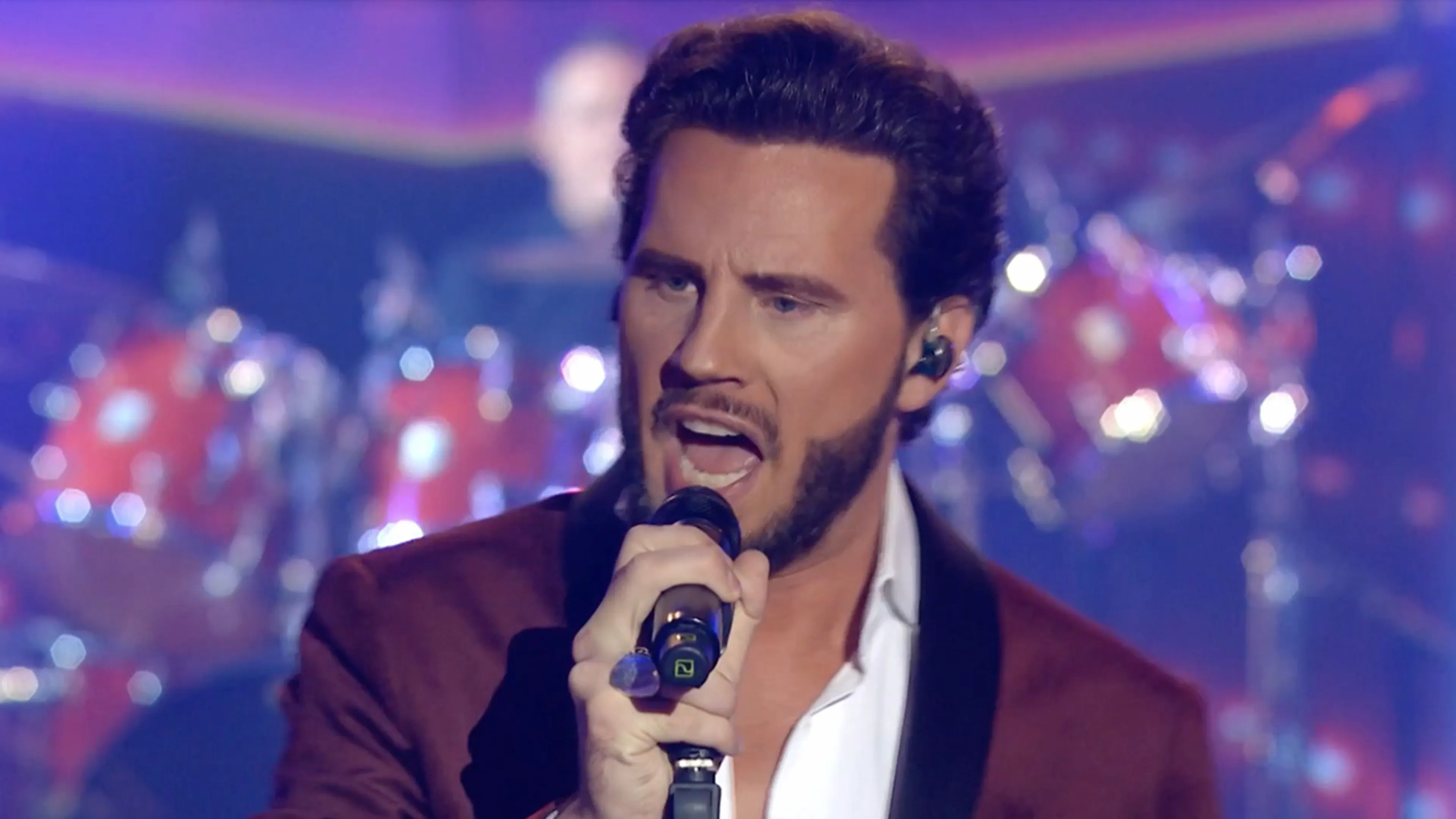 Bouke zingt prachtige versie van 'Elvis Presley's 'A Little Less Conversation'