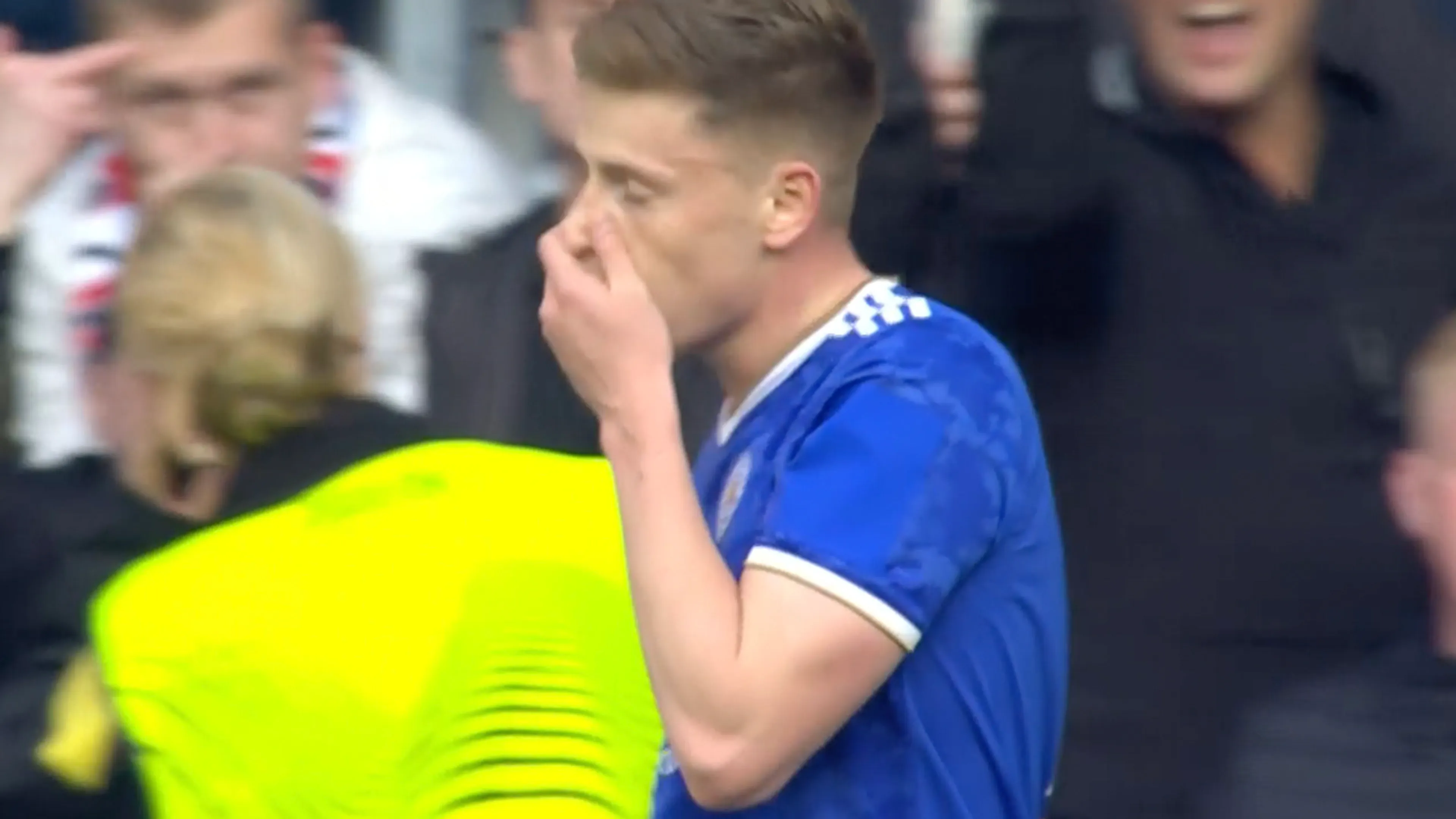 KANS: Leicester-middenvelder Barnes schiet rakelings naast