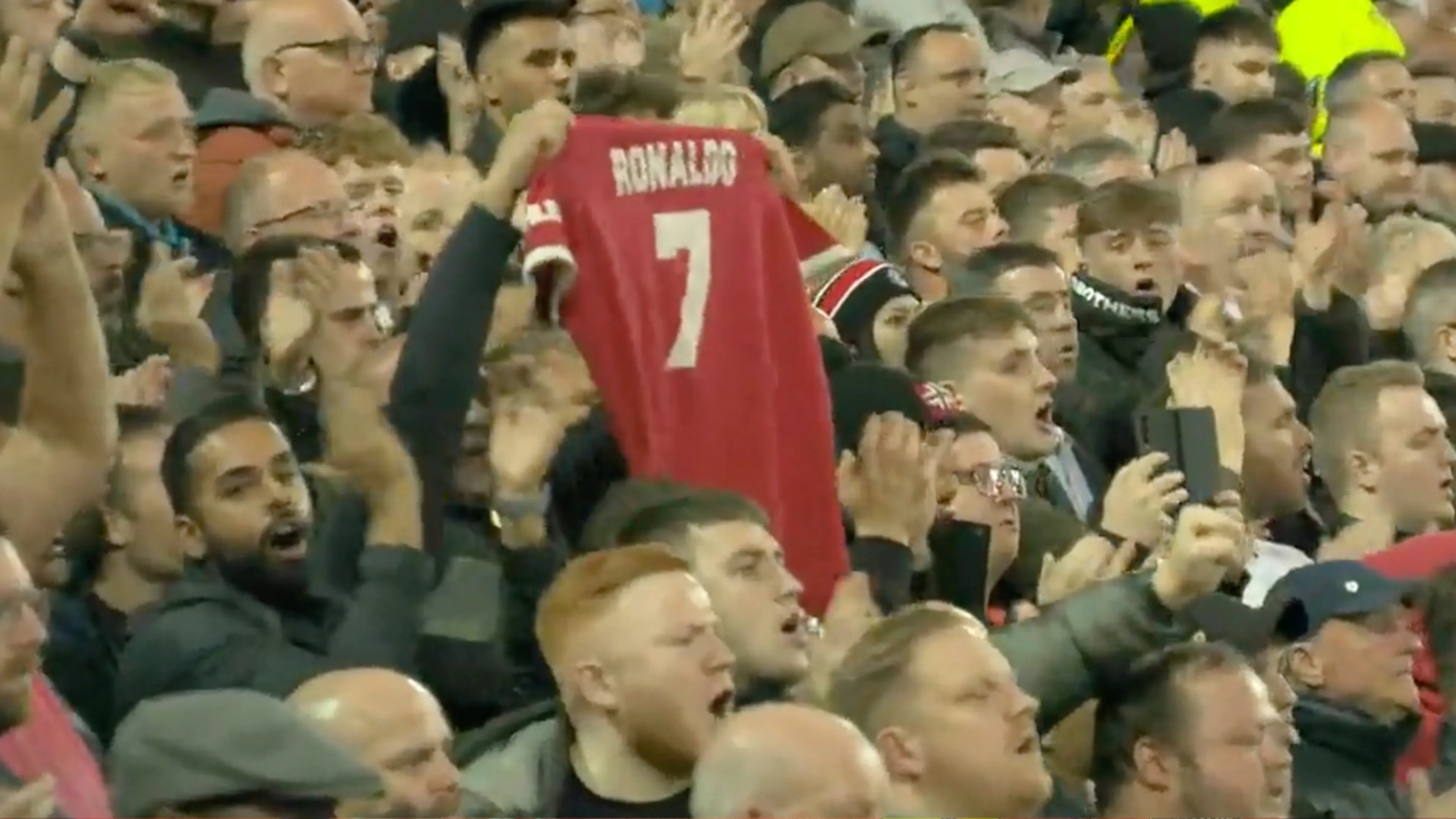 Kippenvel: Liverpool-fans steken Cristiano Ronaldo hart onder de riem