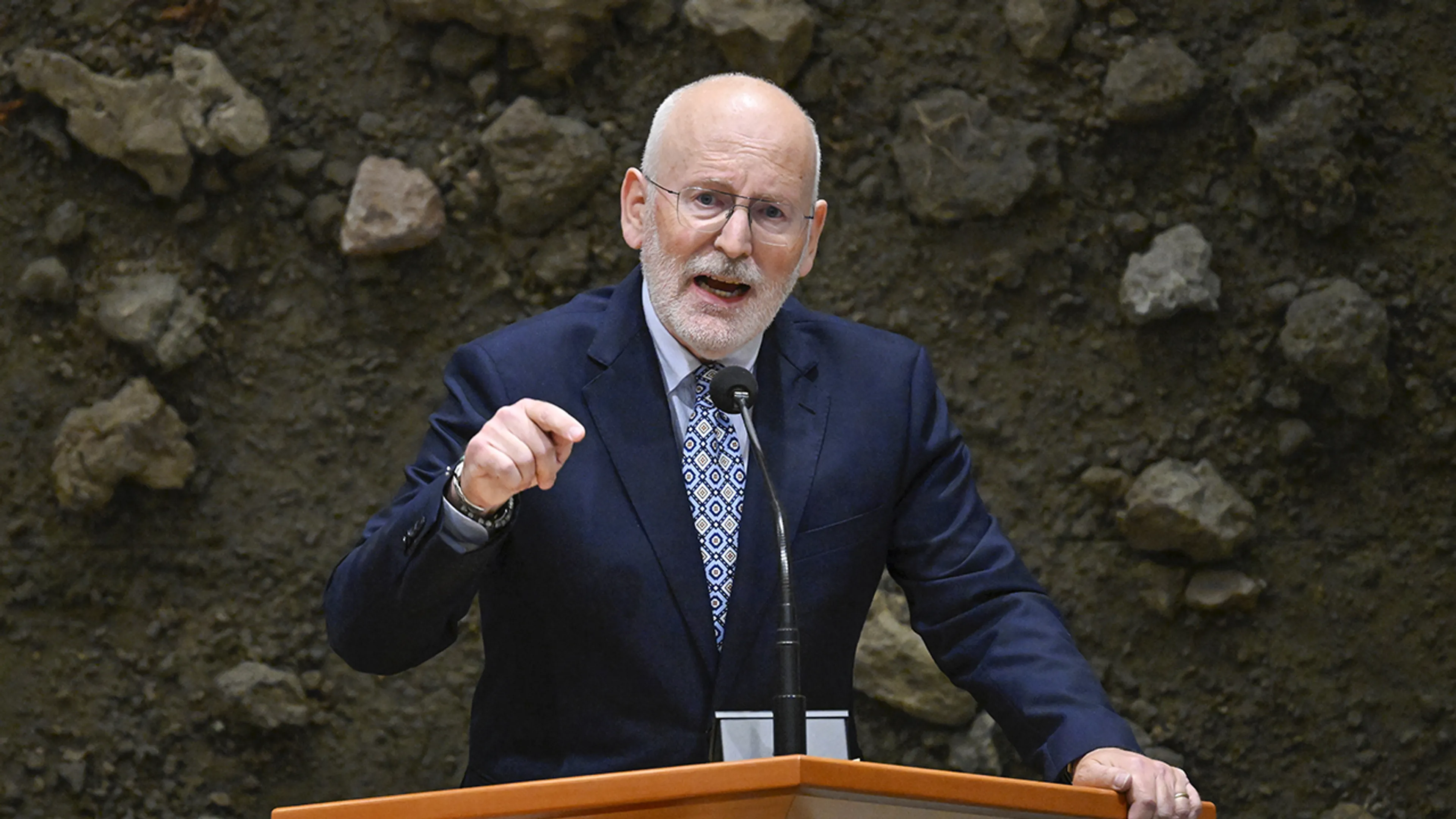 Frans Timmermans 'boos en bezorgd': 'Nederland dreigt stuurloos te worden'