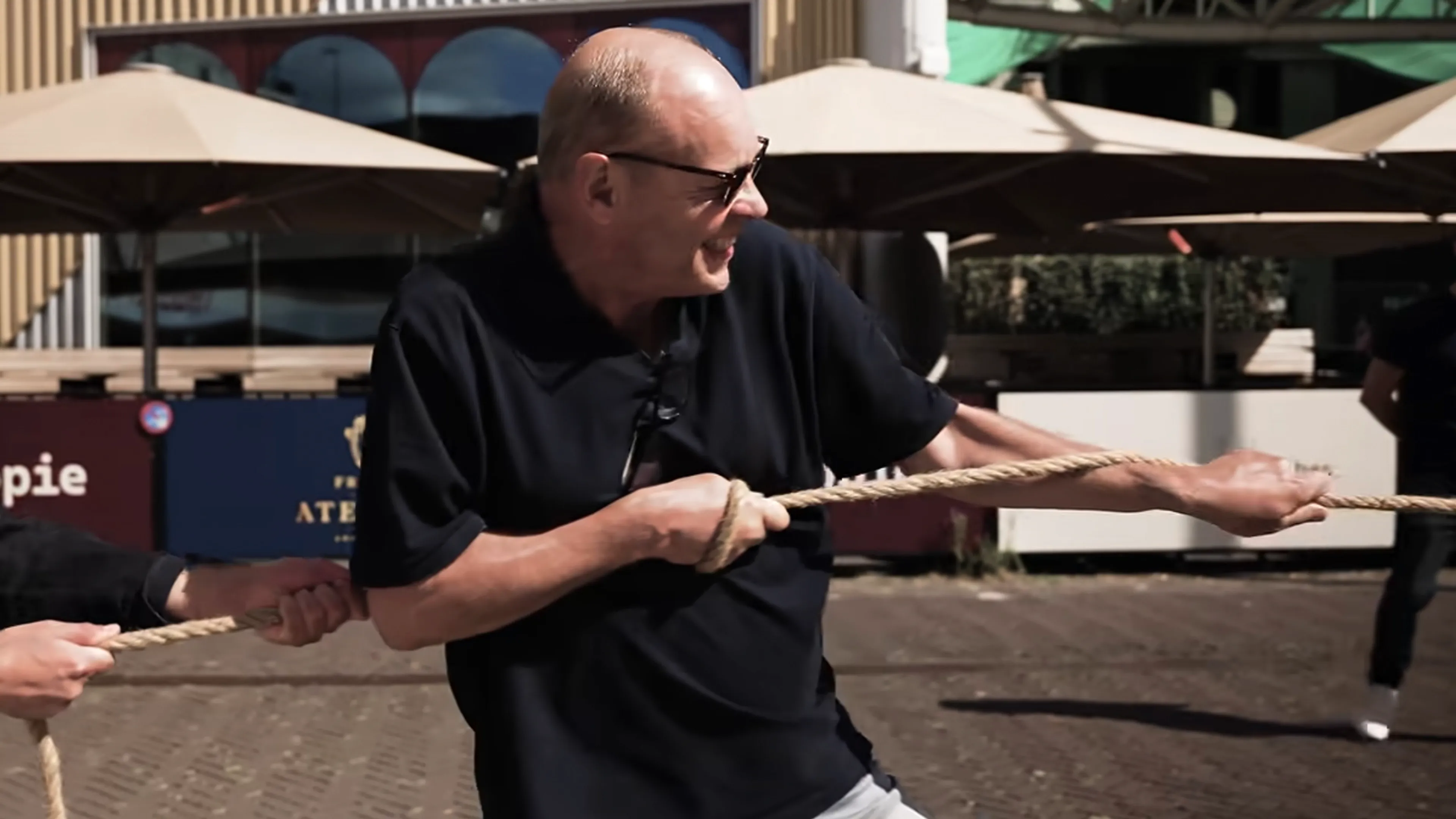 'Directeurtje' Marco Louwerens te zien in nieuwe Bankzitters-video en doet mee aan potje touwtrekken