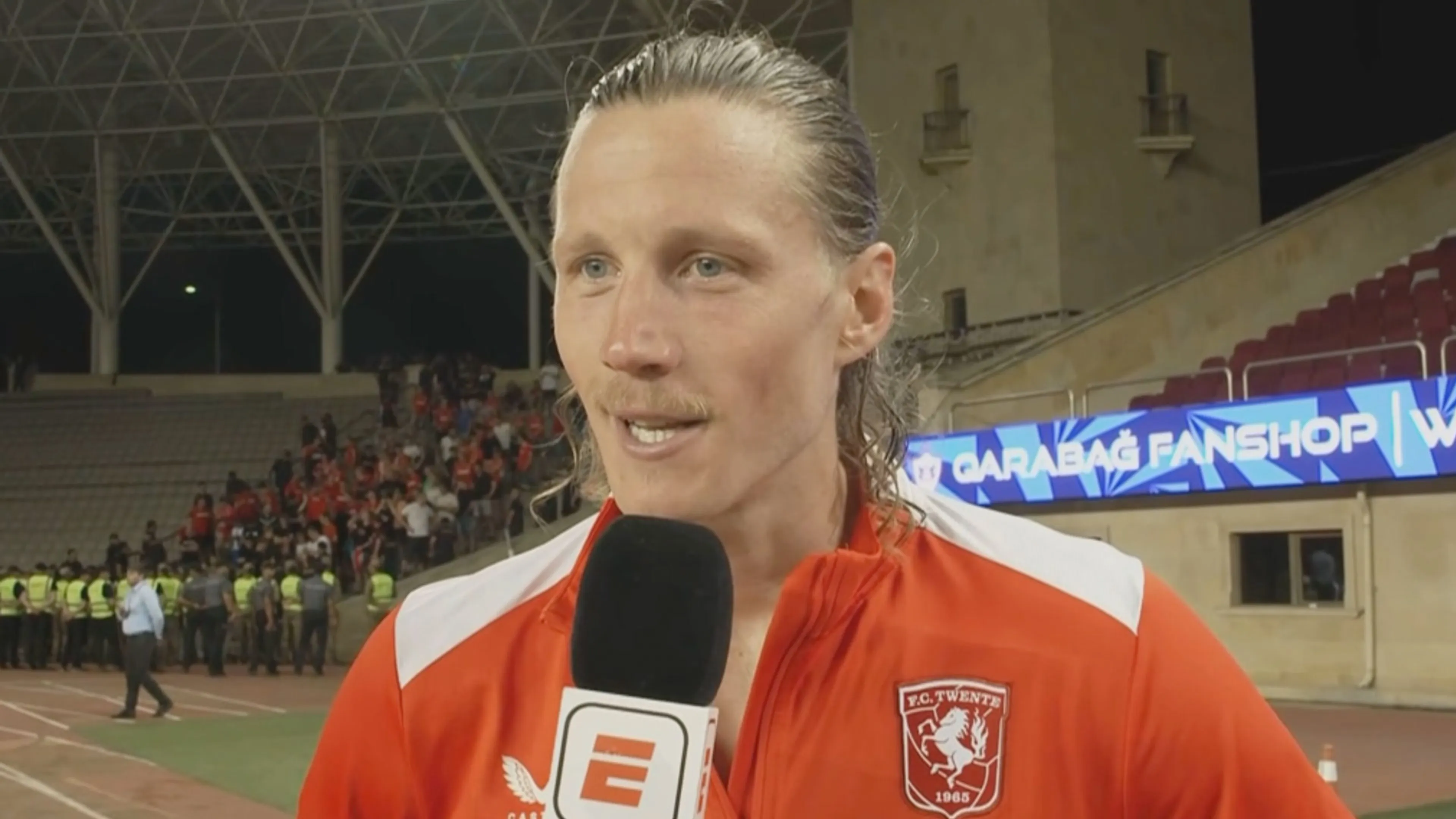Wout Weghorst na Europese zege met FC Twente: 'Ik wil iemand bedanken en dat is God'