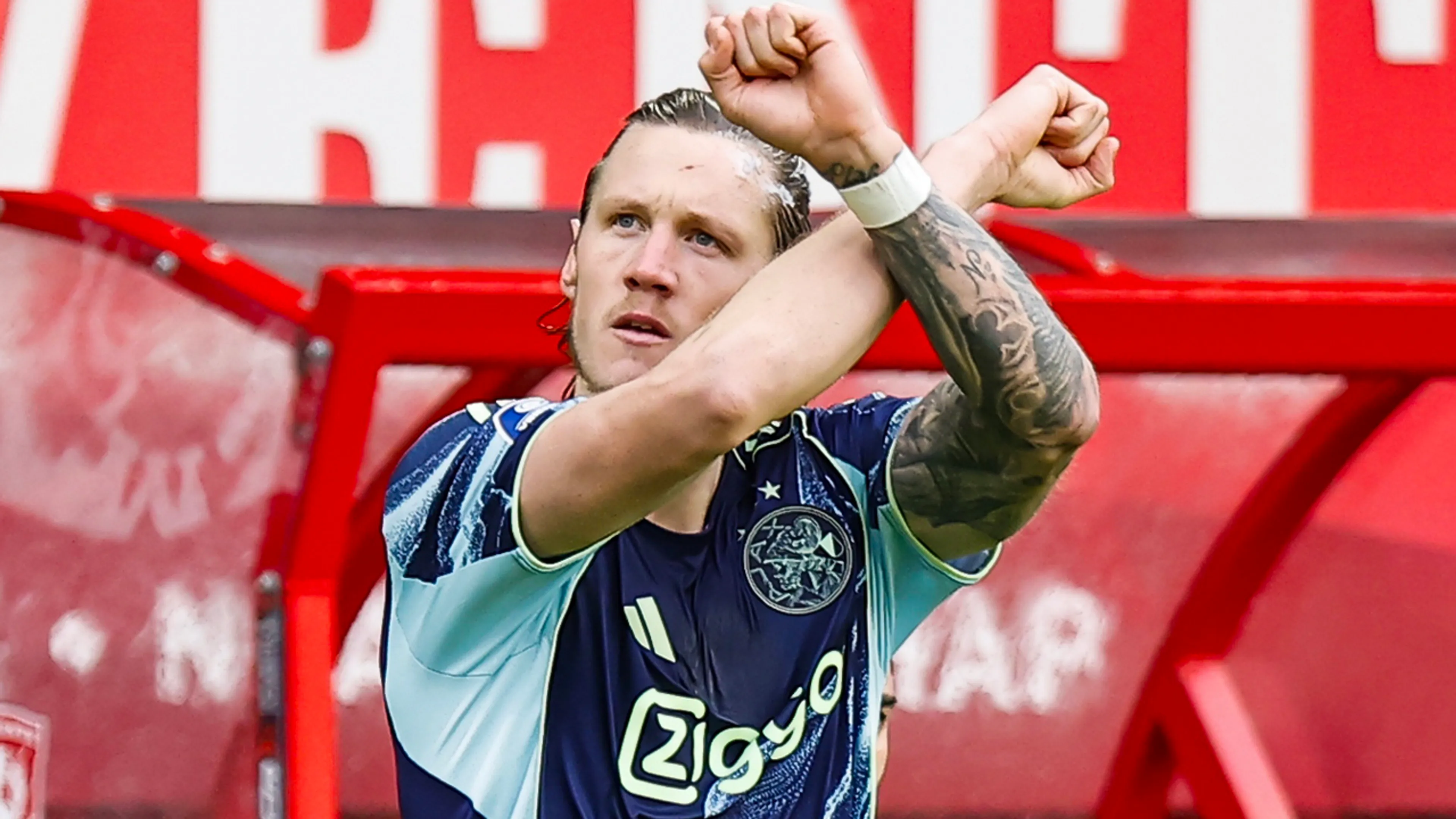 'Weghorst is totaal geen Ajax-speler, maar hij is wel wat ze op dit moment nodig hebben'