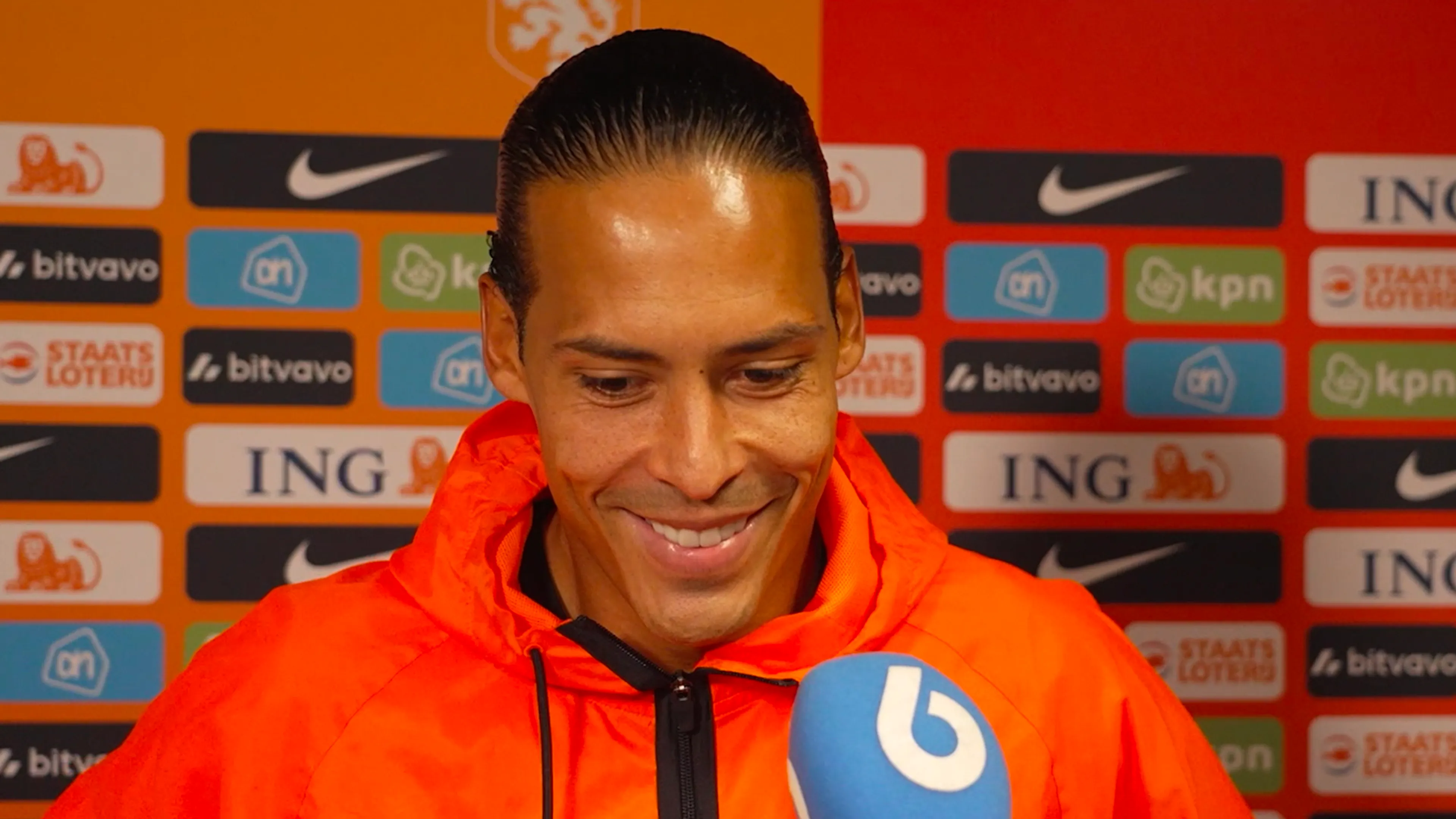 Virgil van Dijk grapt over veelbesproken persconferentie: 'Wat was er gisteren dan?'
