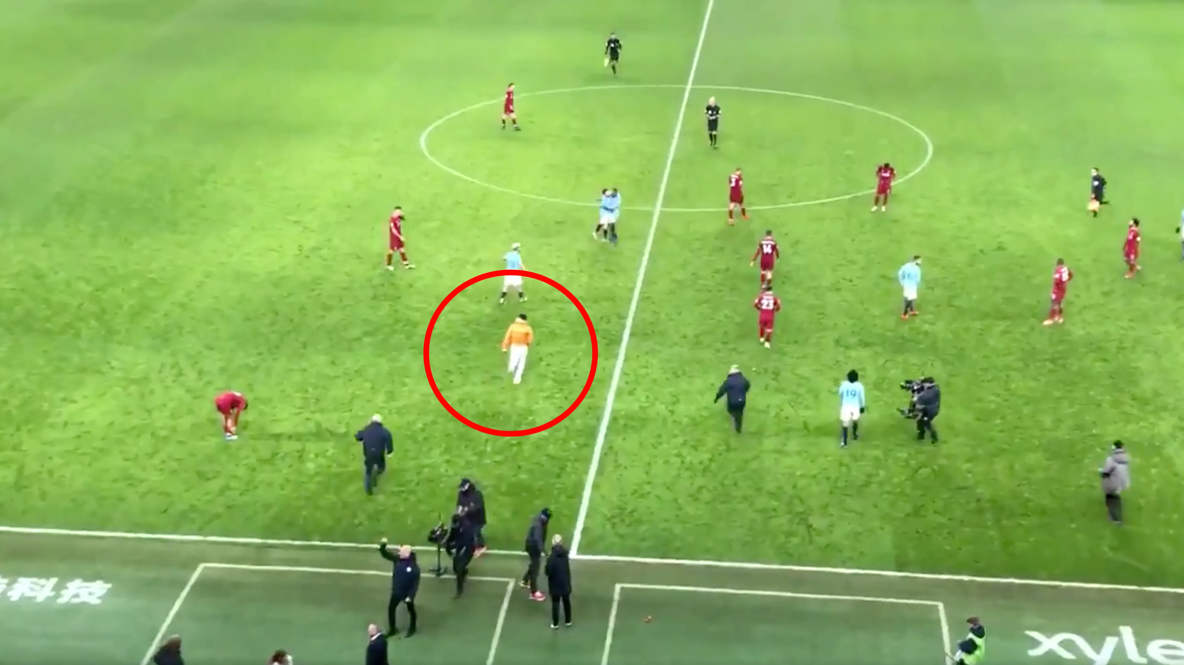 LOL! Stewards zien Benjamin Mendy aan als veldbetreder en gaan erop af