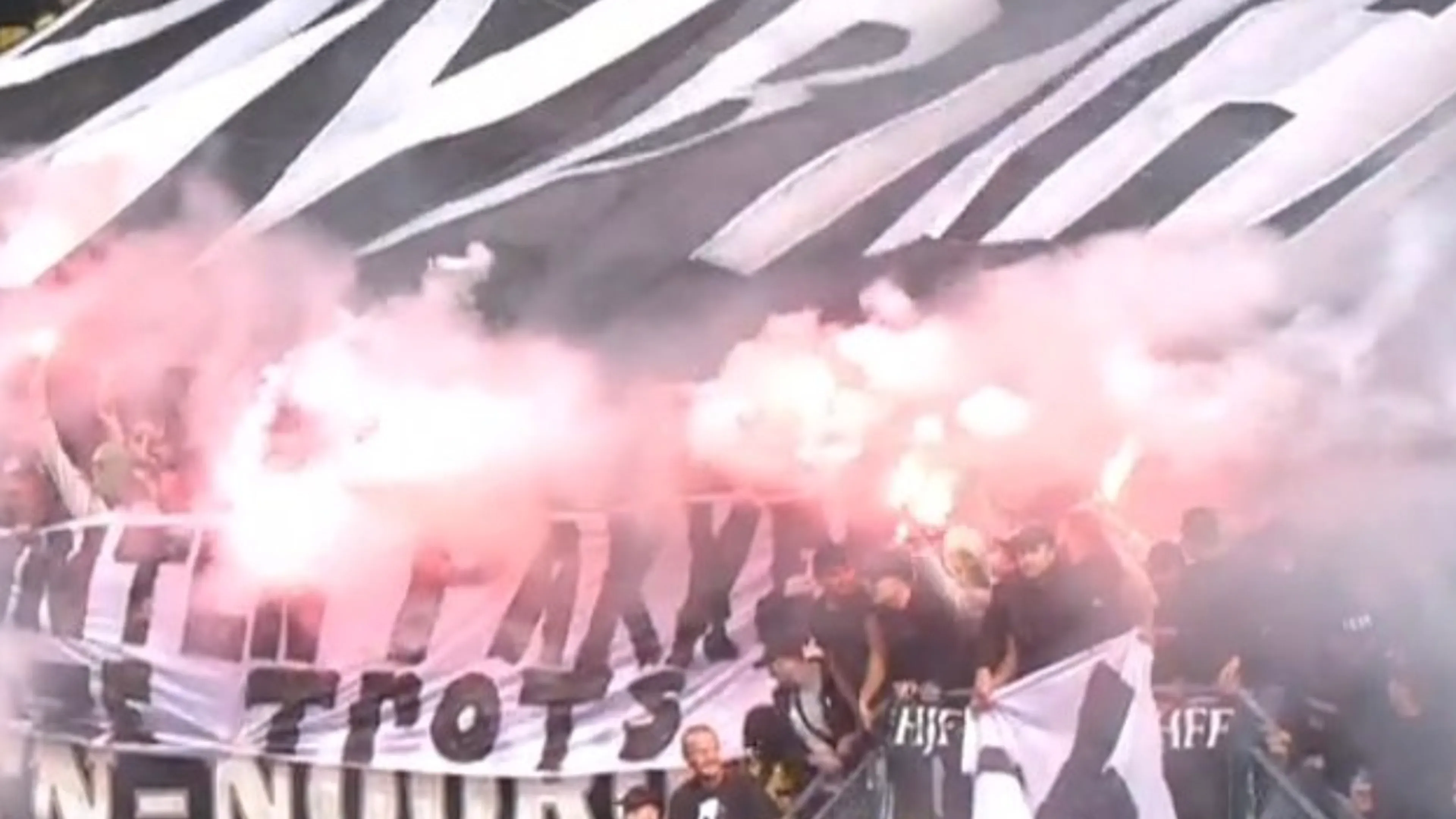 ADO Den Haag - FC Den Bosch stilgelegd wegens vuurwerk op het veld