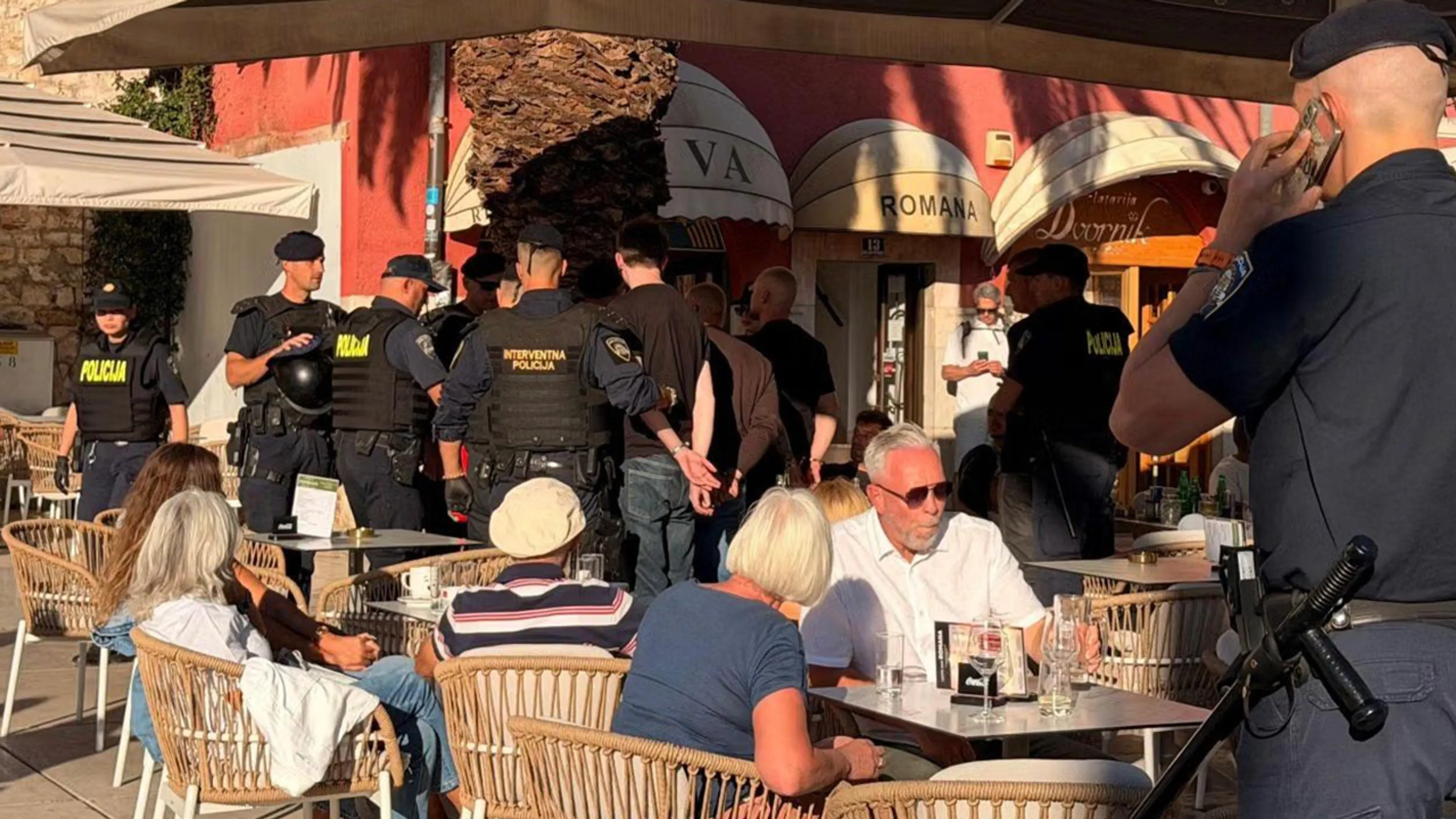 Ajax-supporters opgepakt in Kroatië voor Conference League-duel: 'Hadden wapens bij zich'