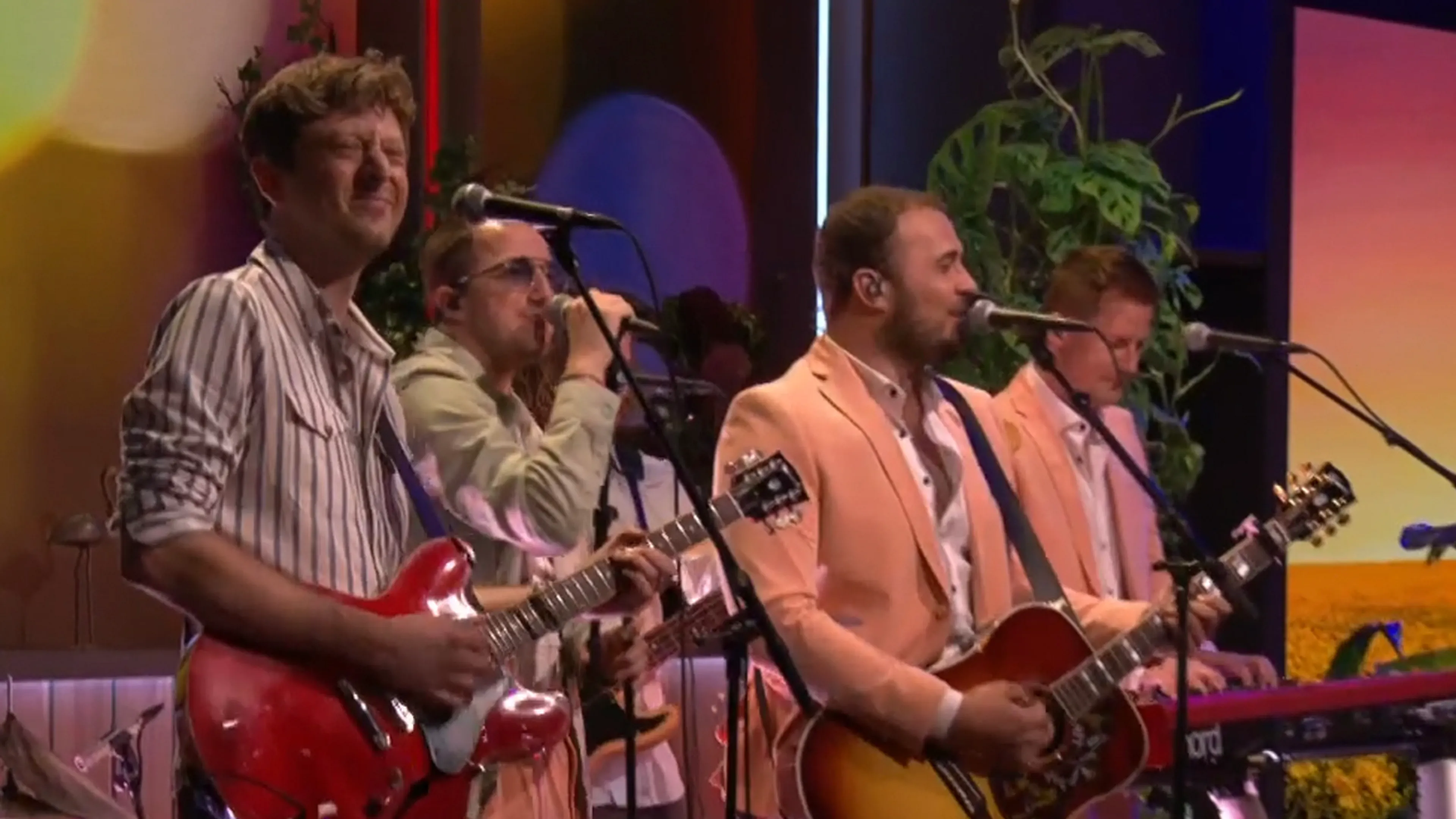 Bee Gees Forever zorgt met 'Stayin' Alive' voor heerlijke opening van De Oranjezondag!