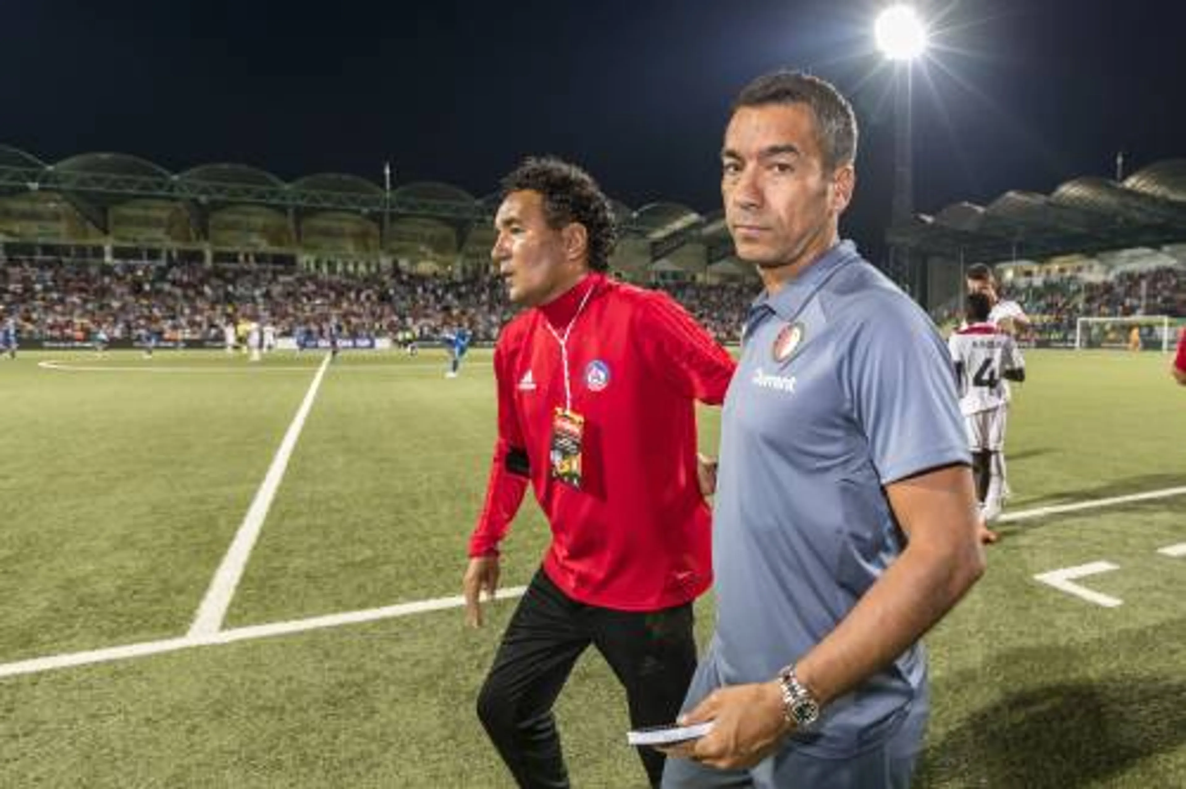 Van Bronckhorst schaamt zich voor Feyenoord