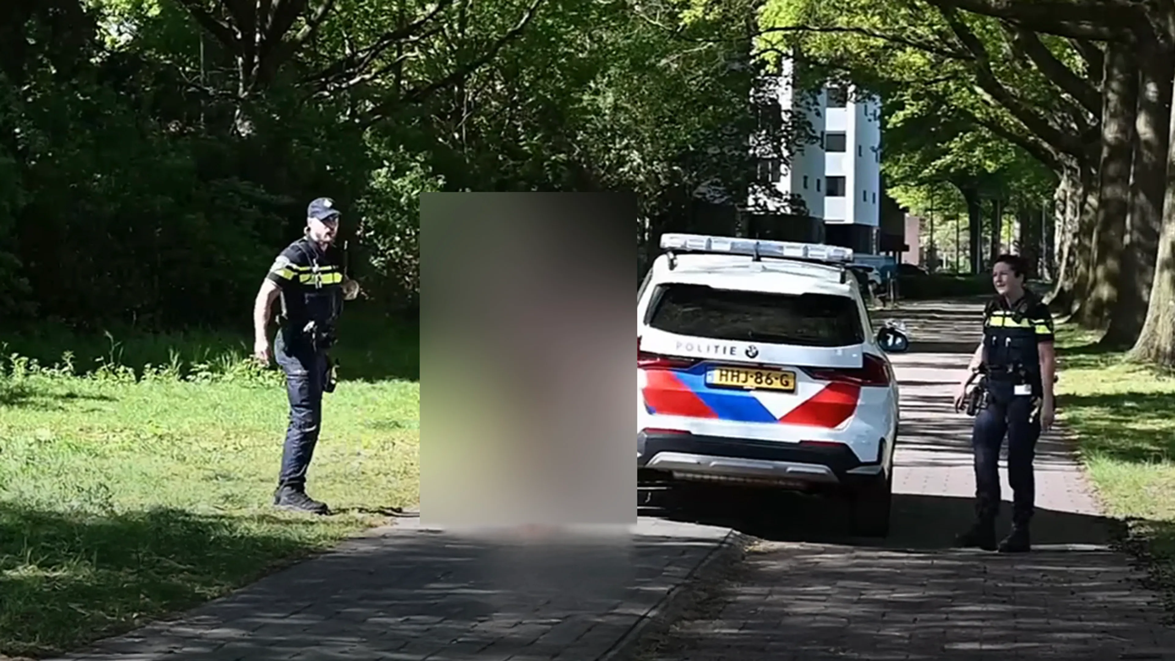 Video: Naakte man loopt dag later opnieuw door de straten van Tilburg 