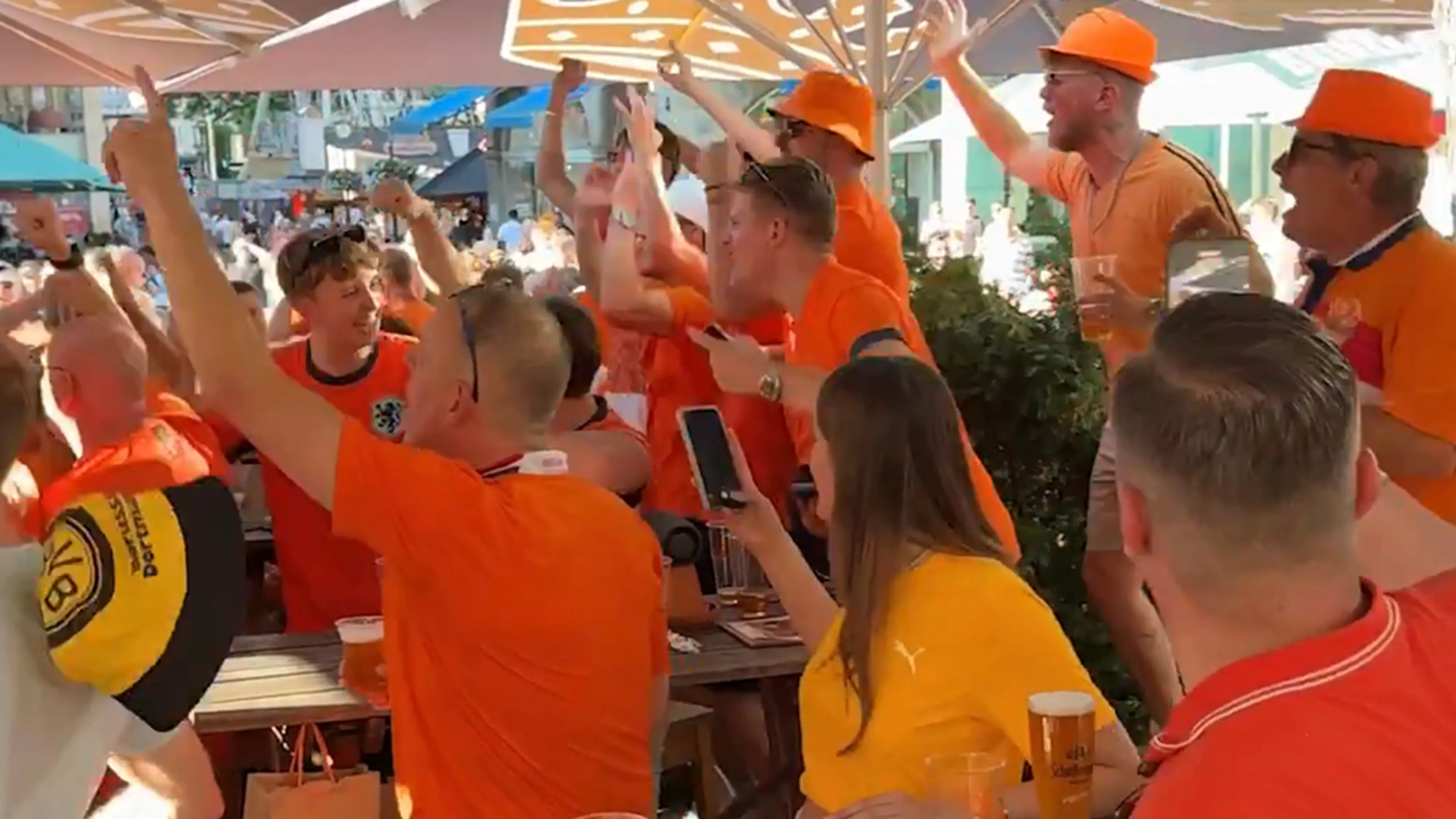 Oranje-fans maken er nu al een groot feest van in Dortmund: ‘Wie niet springt, die is een Brit!’