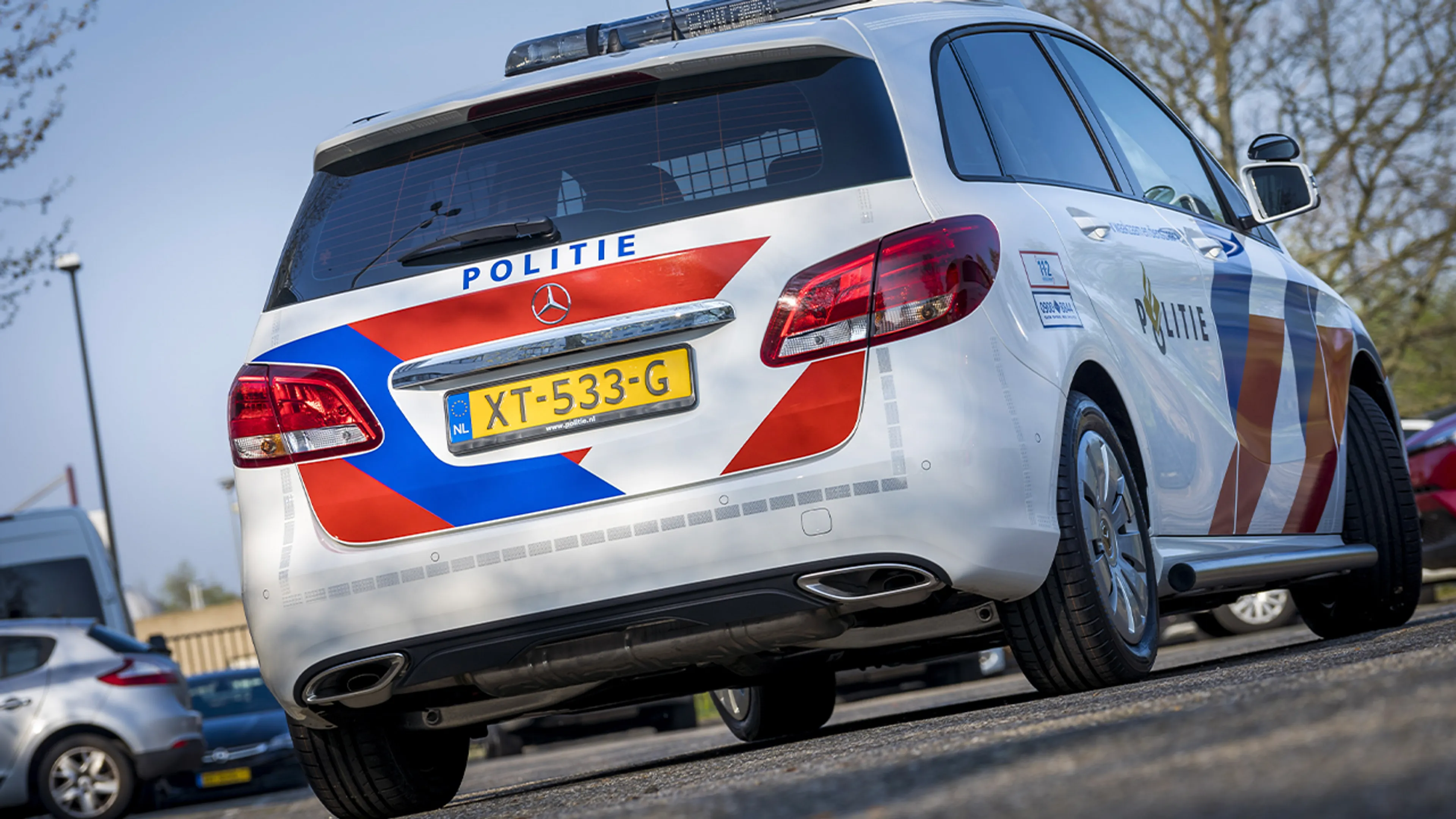 Dronken man springt op politieauto en bijt agent