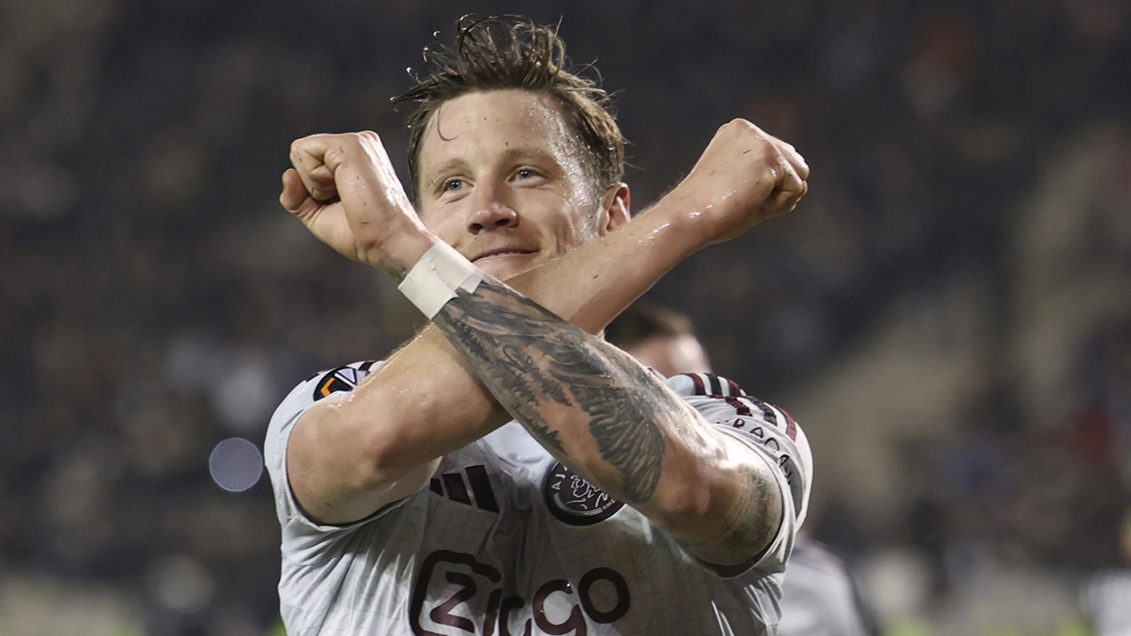 Ajax begint aan Klassieker met Weghorst en Akpom in de basis