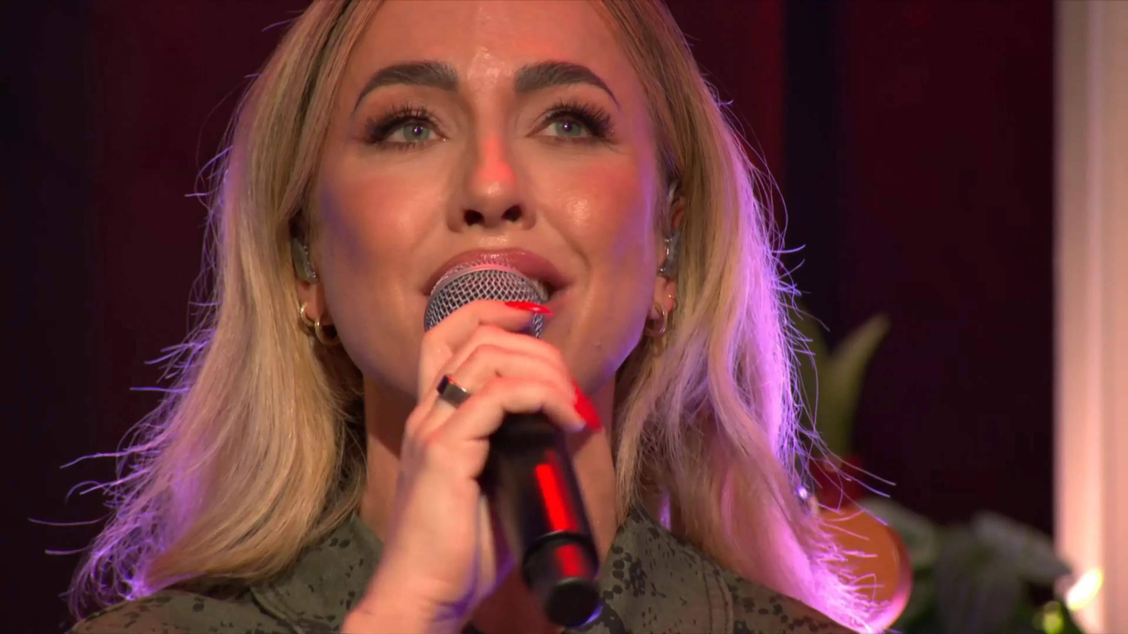 Kimberly Fransens opent De Oranjezondag prachtig met 'Nu Jij Hier Niet Meer Bent'