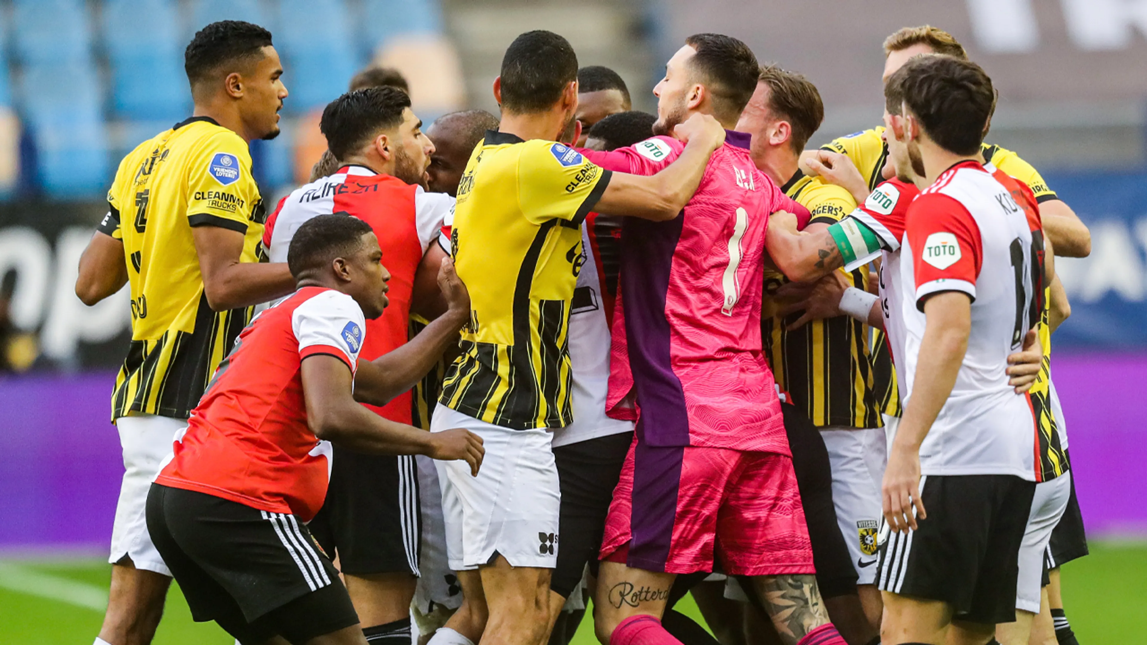 Volop ongeloof over zuivere speeltijd bij Vitesse-Feyenoord: 'Wat een schande!'