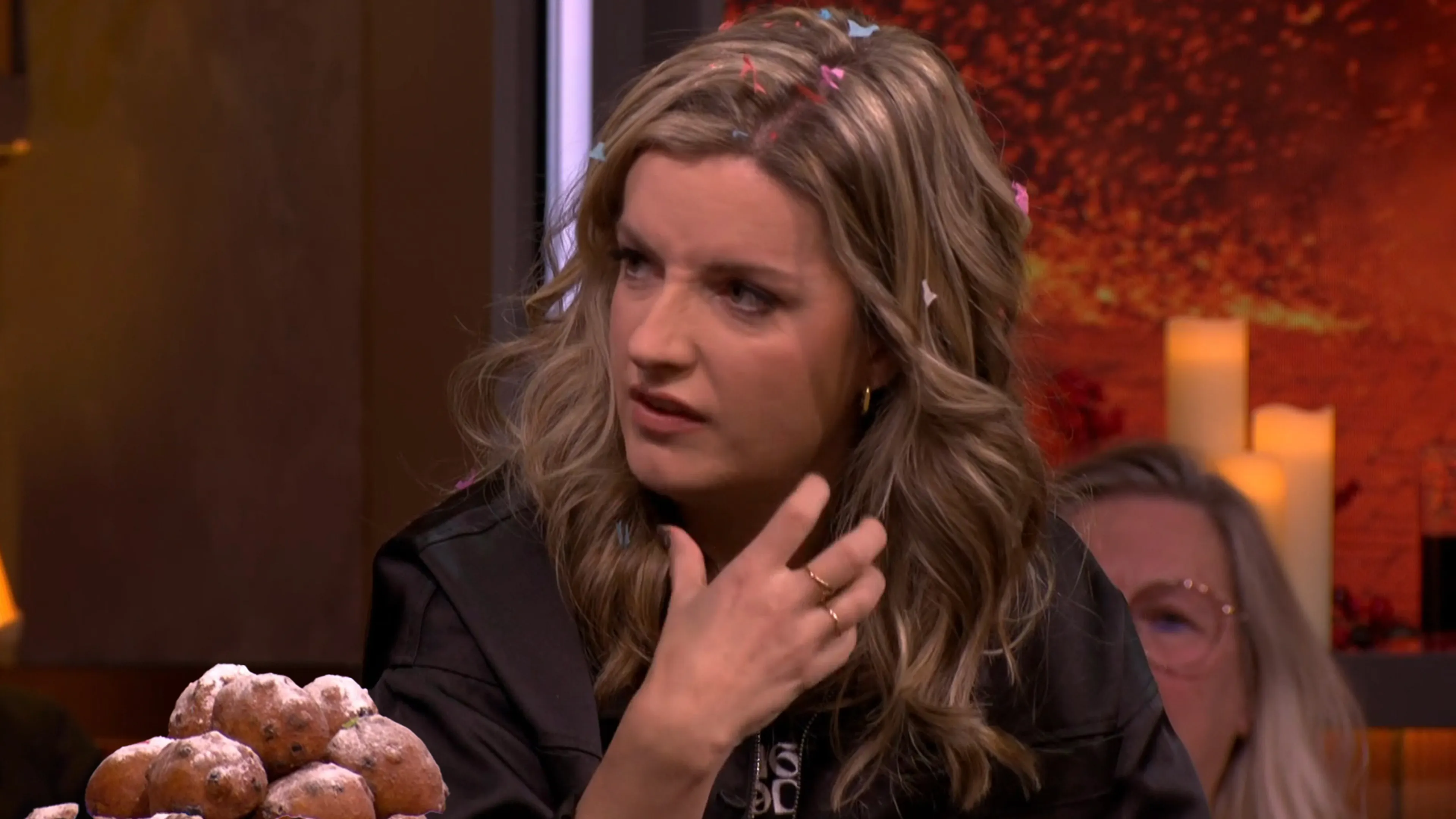 Merel woest: 'Hulpverleners met vuurwerk bekogeld bij reanimatie baby!'