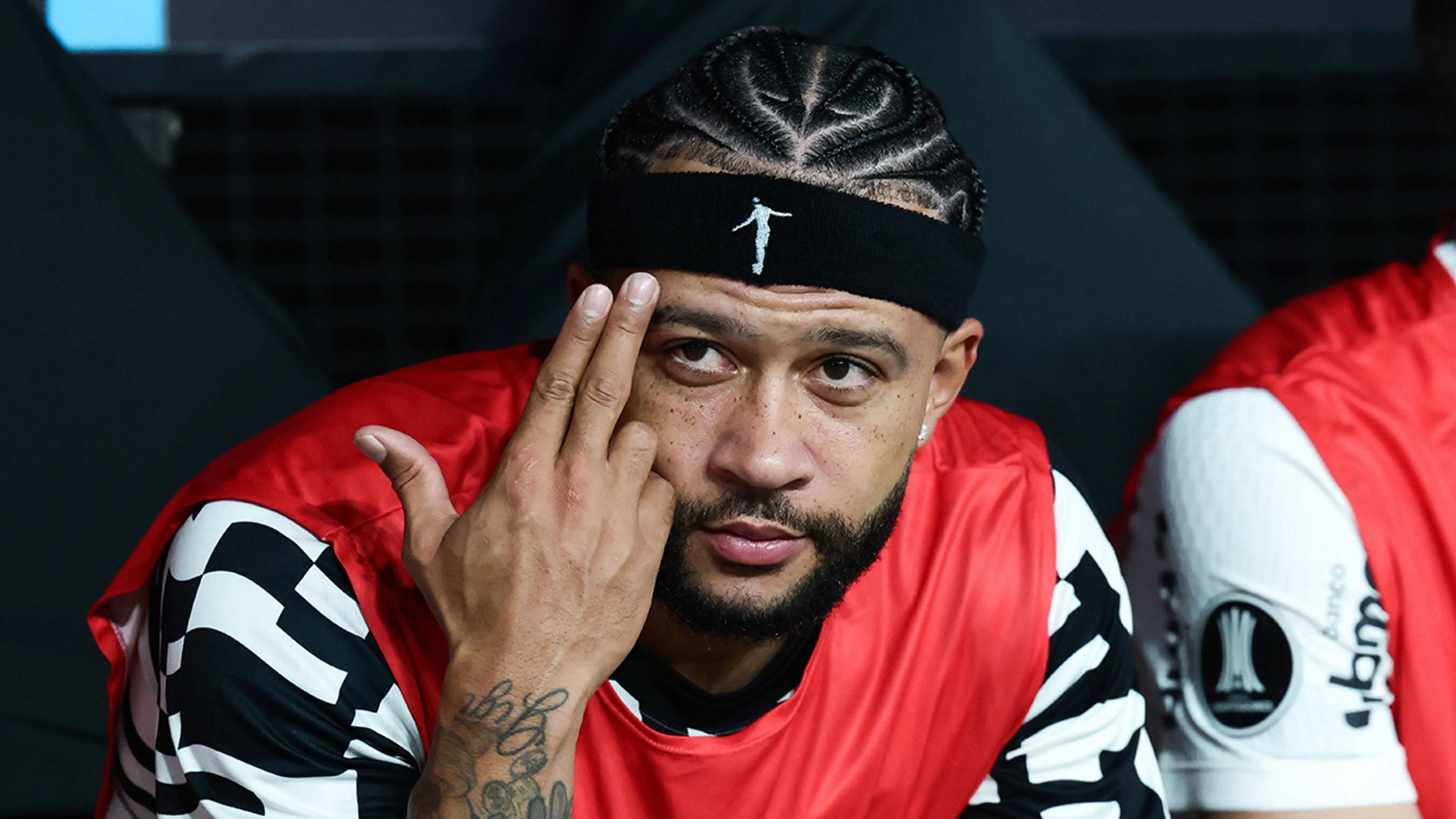 Memphis Depay laat hoofdkantoor Corinthians afbranden in nieuwe videoclip