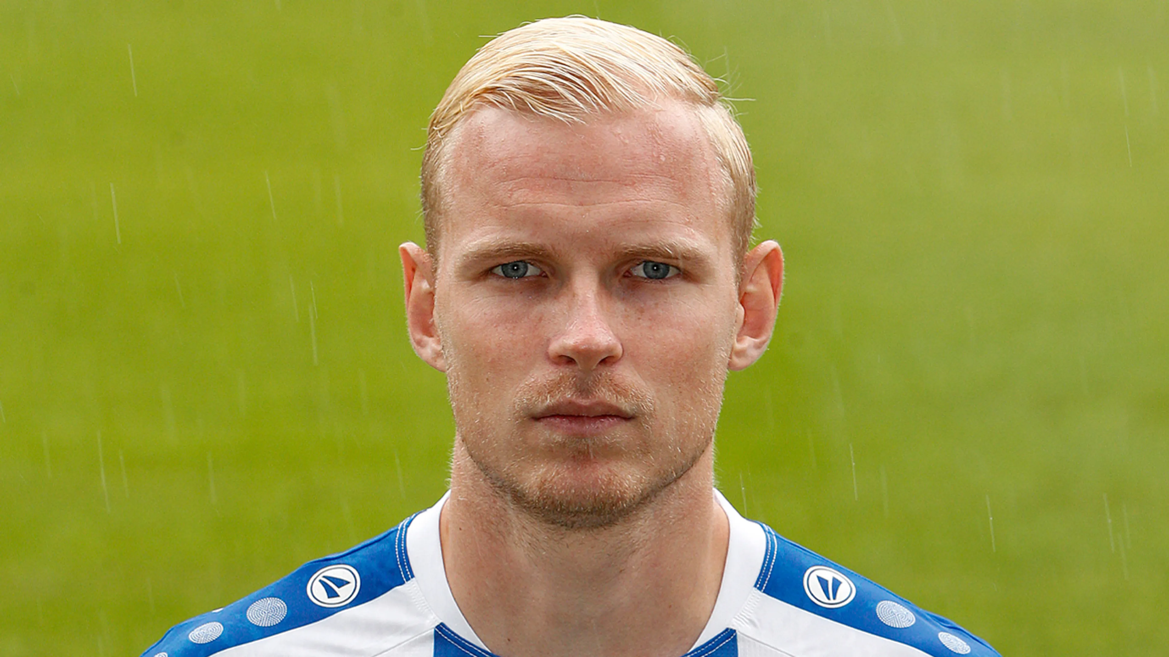 Heerenveen met rouwbanden in derby vanwege overlijden vader Lucas Woudenberg