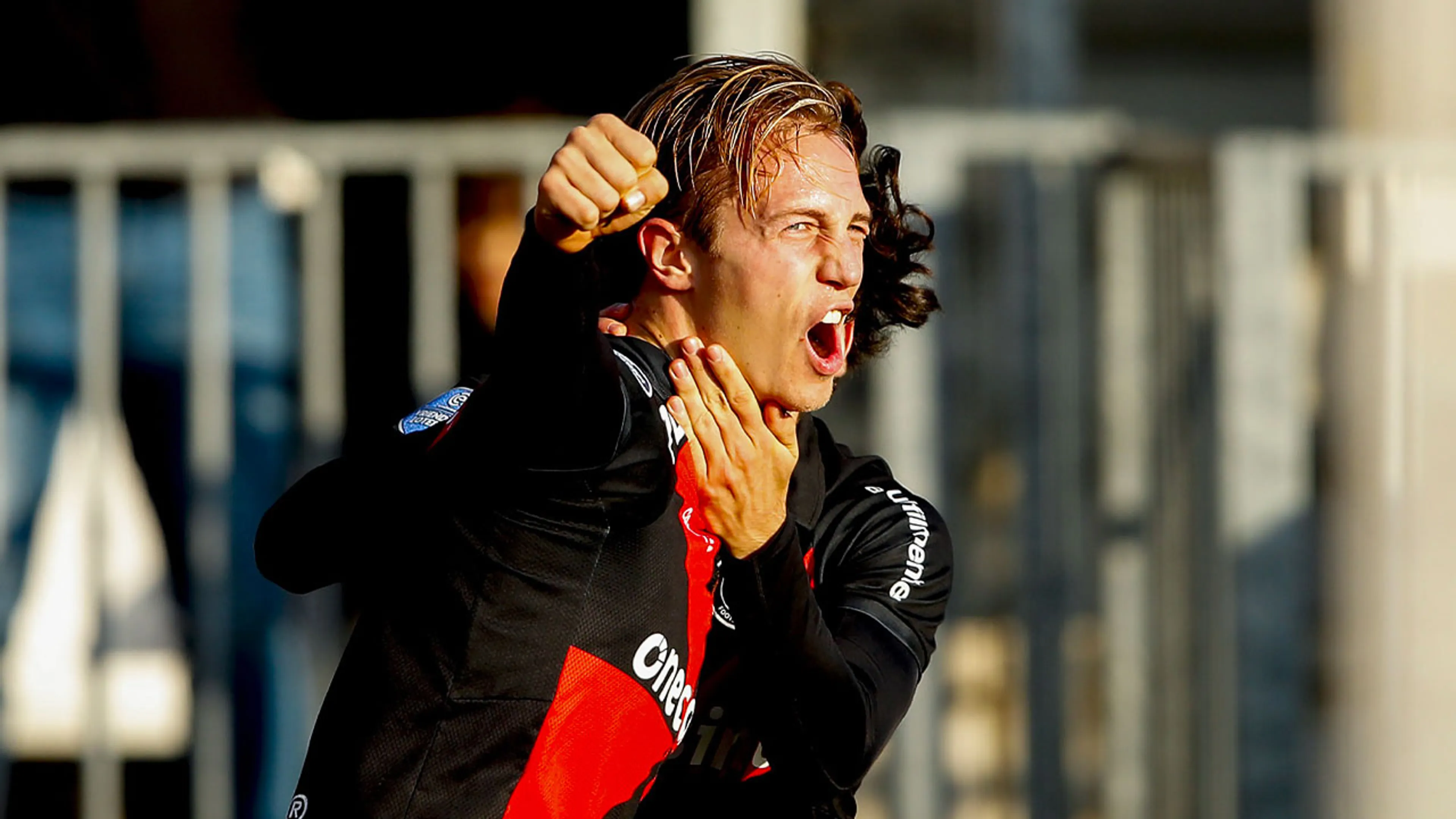 Almere City FC wint met grote cijfers van Vitesse