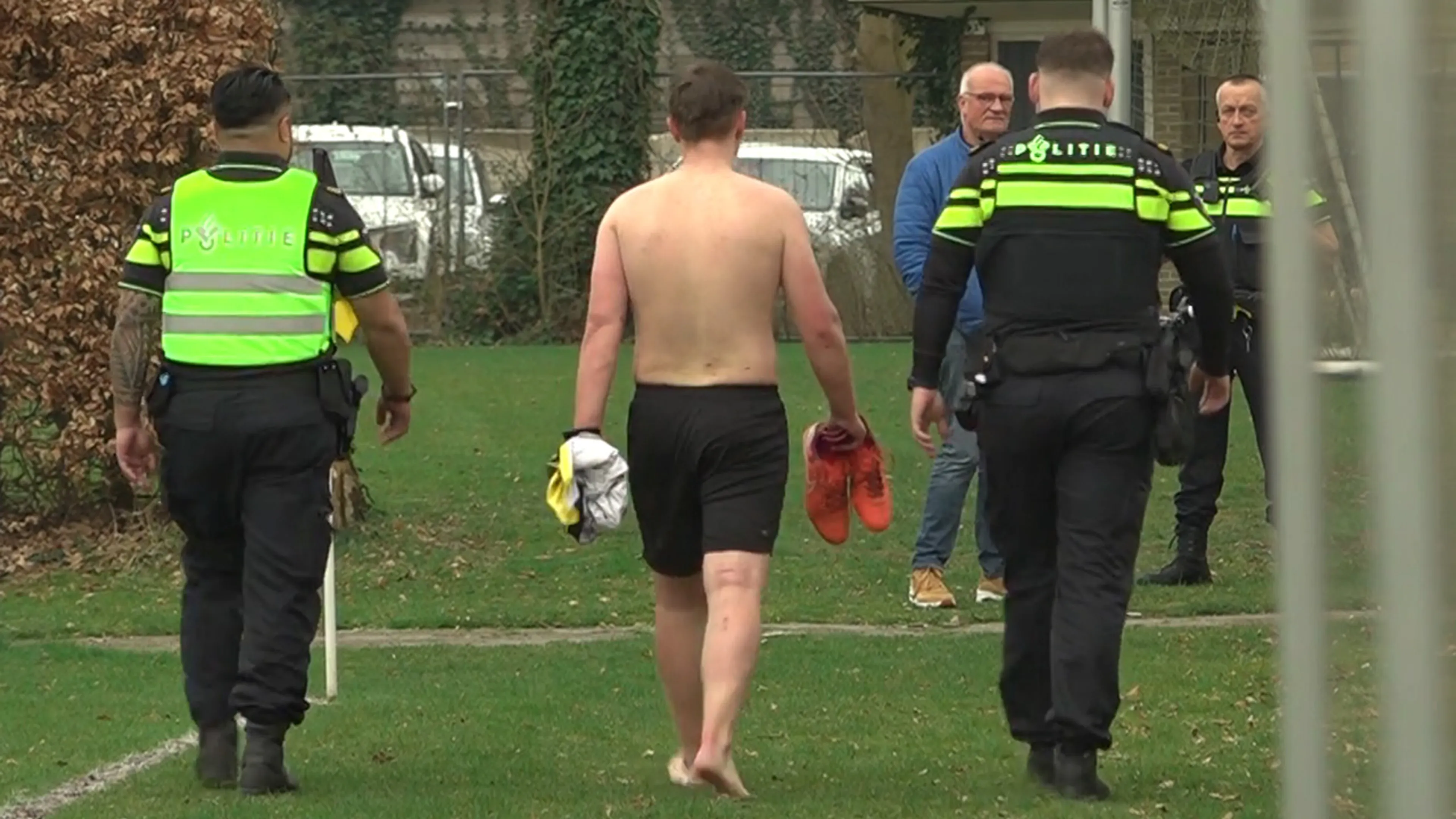 Politie slaat 20-jarige amateurvoetballer tijdens wedstrijd in de boeien