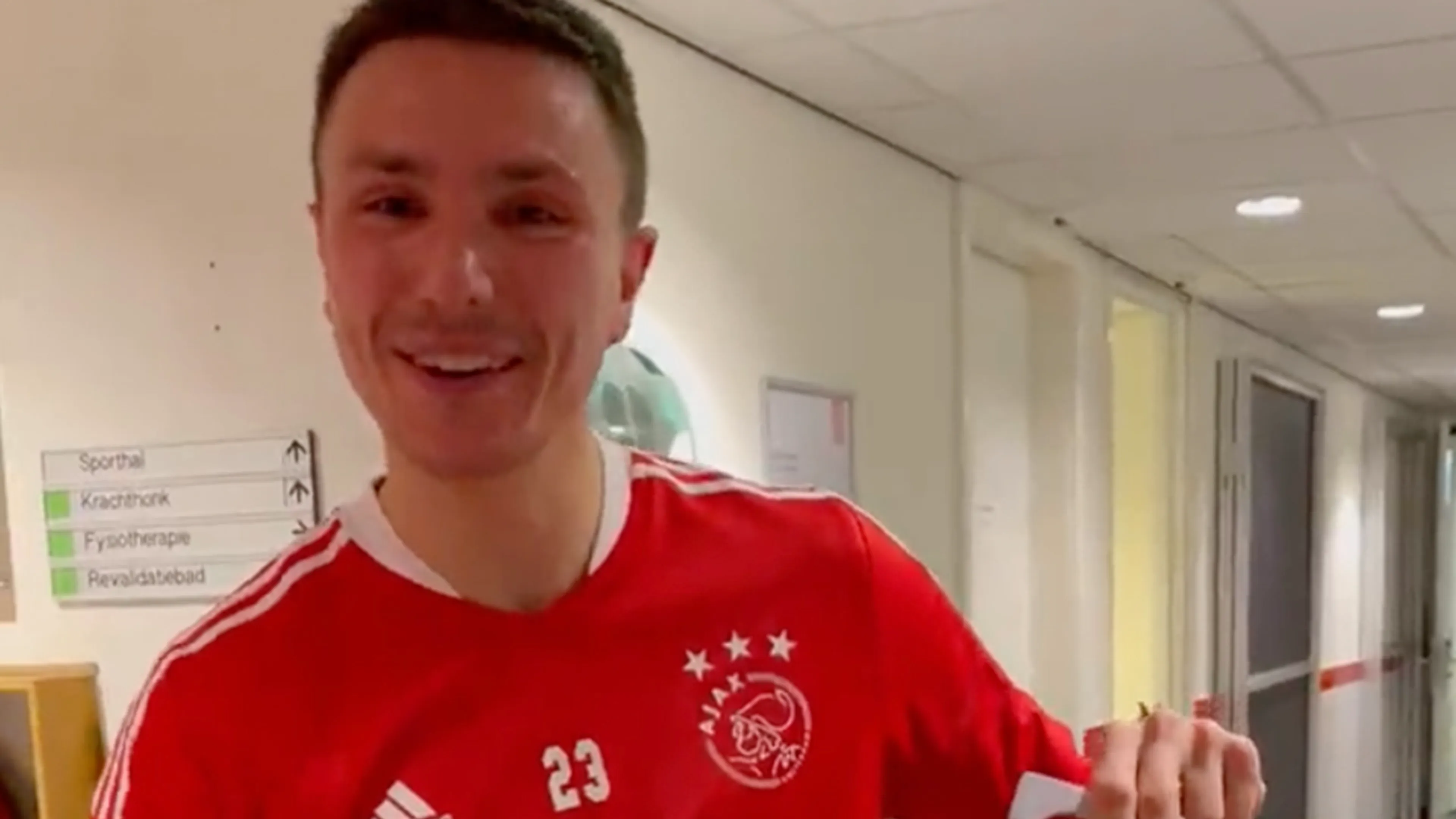 Kersverse vader Berghuis krijgt cadeautje van Ajax: 'Die gaat snel aan!'