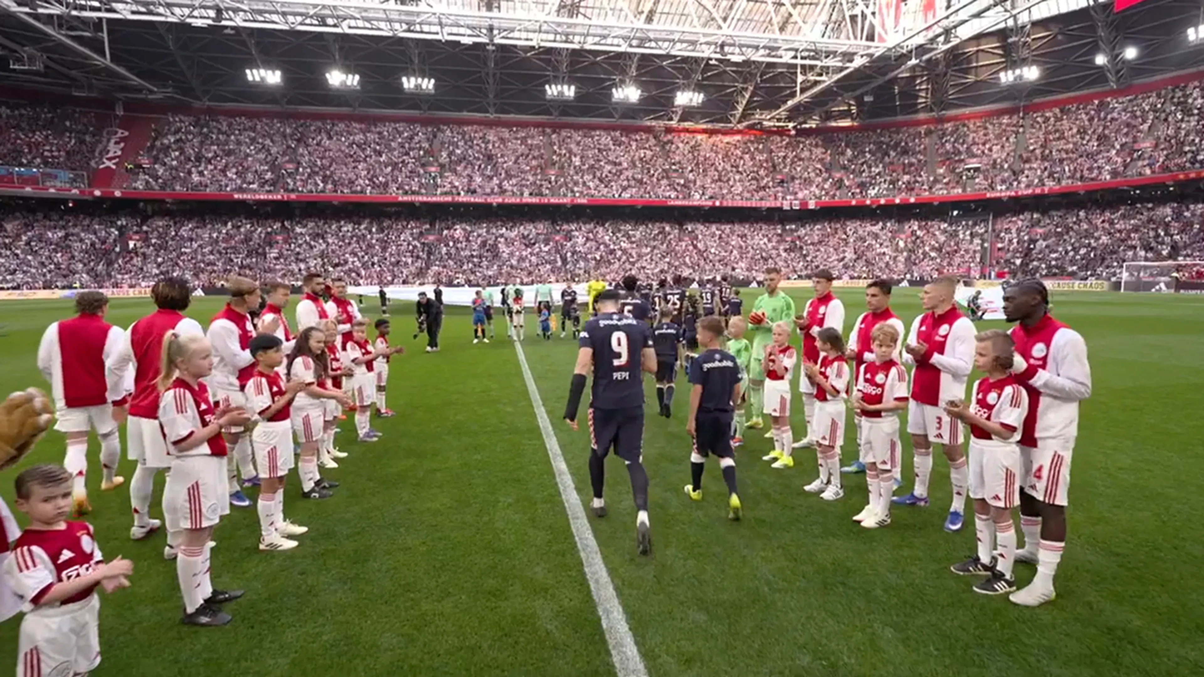 Video: Ajax-spelers vormen erehaag voor landskampioen PSV