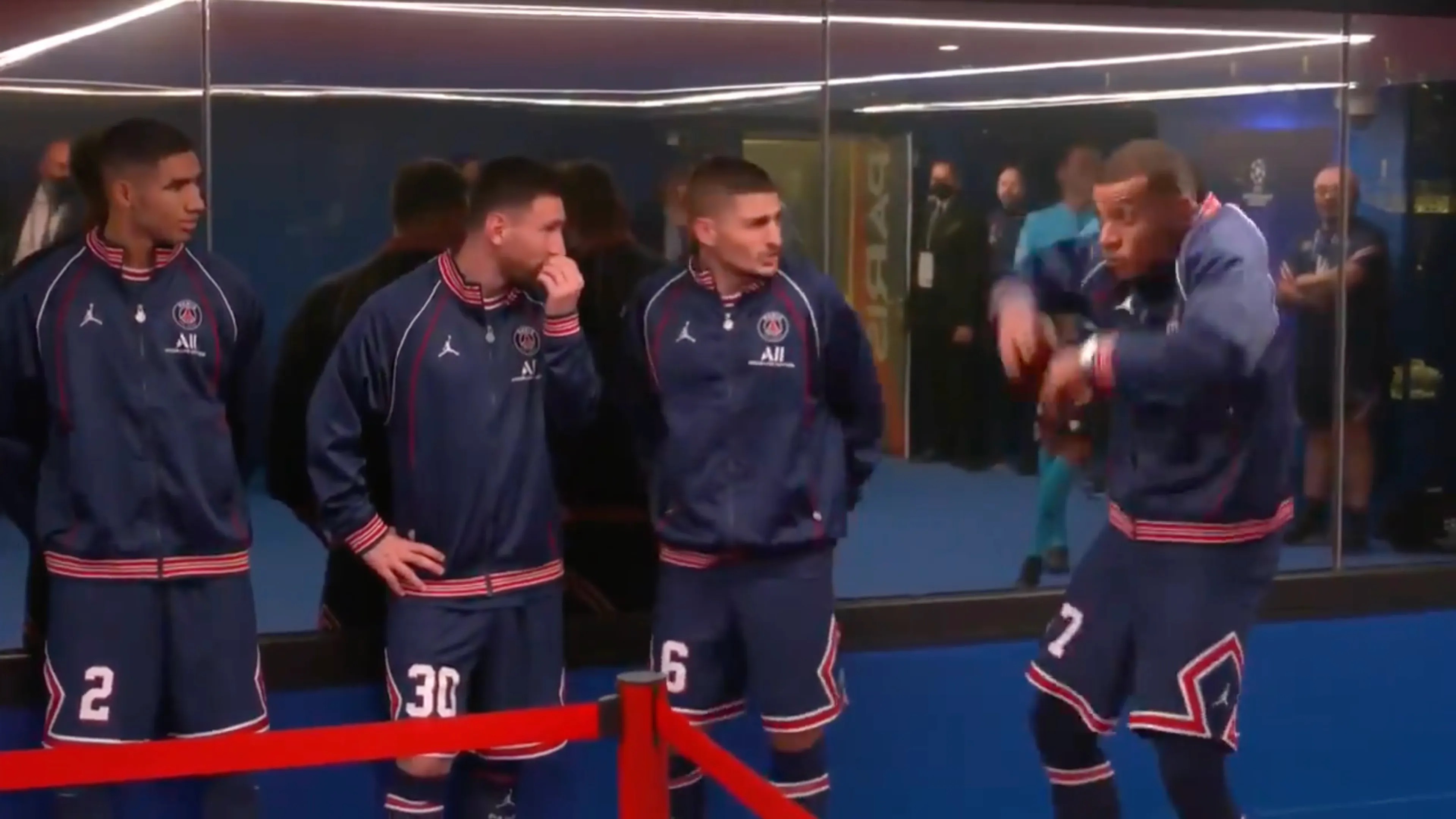 LOL! Mbappé schrikt zich helemaal rot van fluitje in catacomben