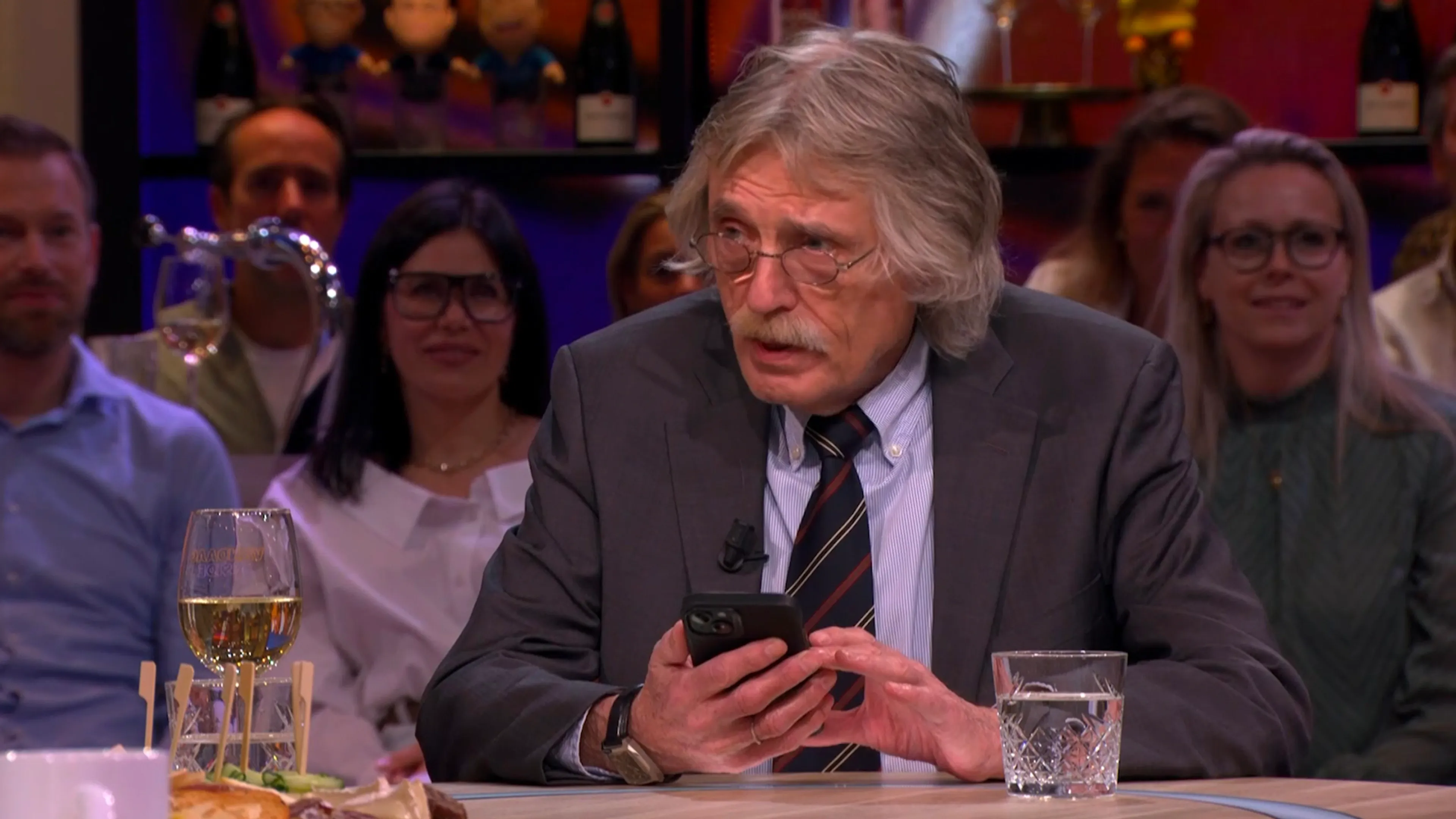 Johan Derksen pakt plotseling z'n telefoon erbij tijdens Vandaag Inside: 'Het is de hoogste tijd...'