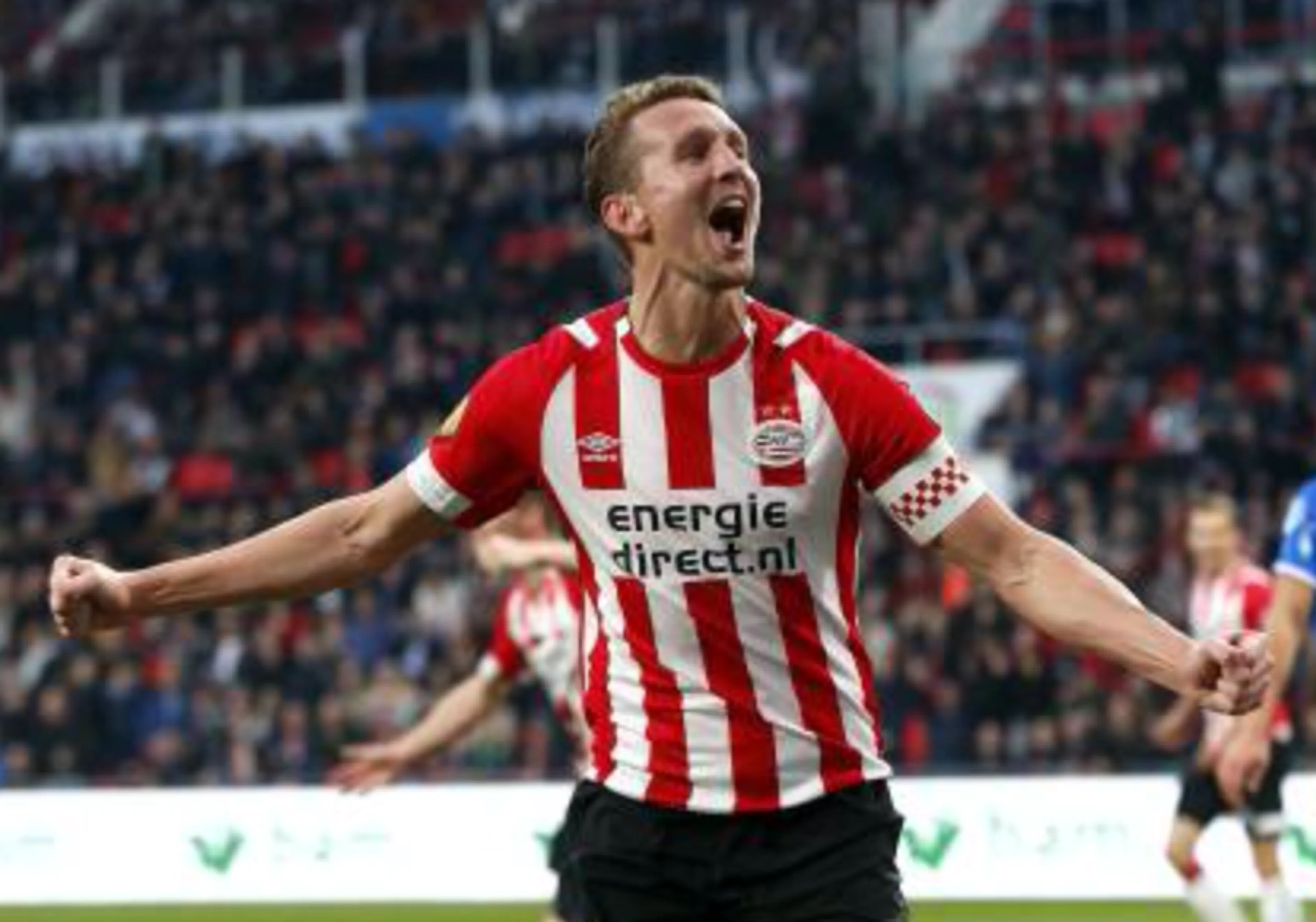 PSV verslaat PEC (4-0) en staat weer bovenaan
