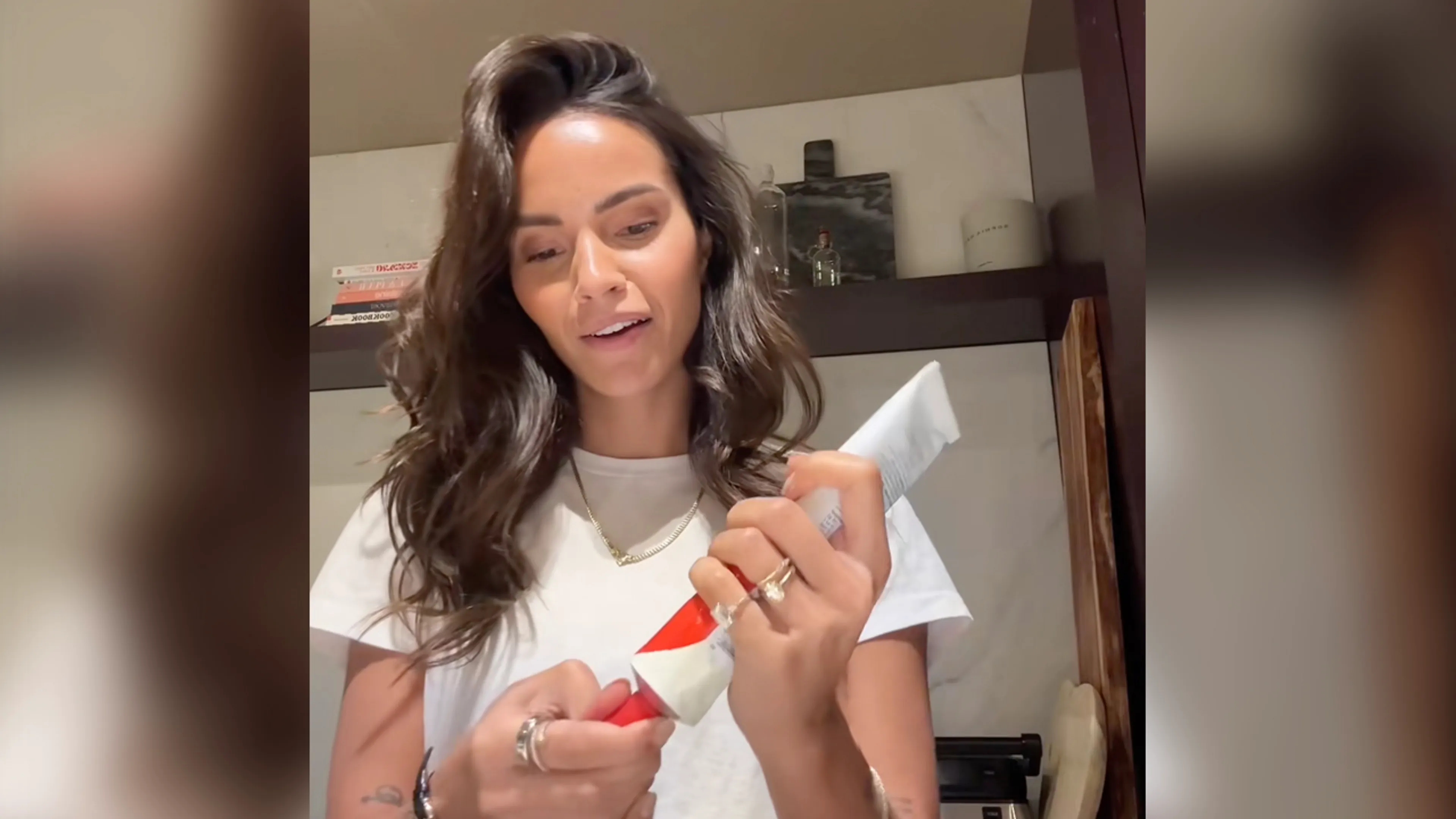Monica Geuze verbijstert volgers met snacktip: 'Zou hele tube leeg kunnen spuiten in m'n mond'