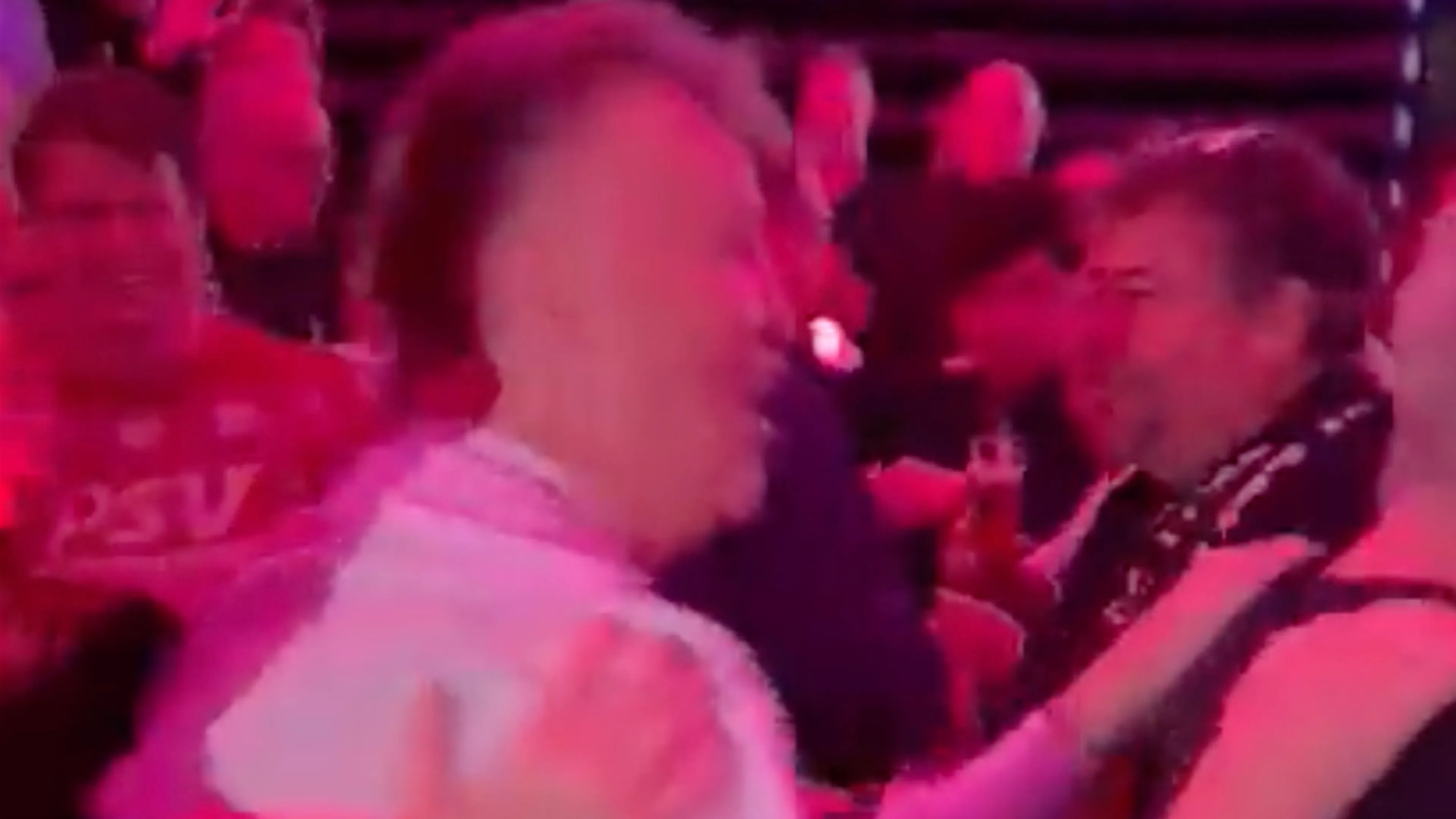 Louis van Gaal viert PSV-feestje mee en loopt polonaise op Engelbewaarder