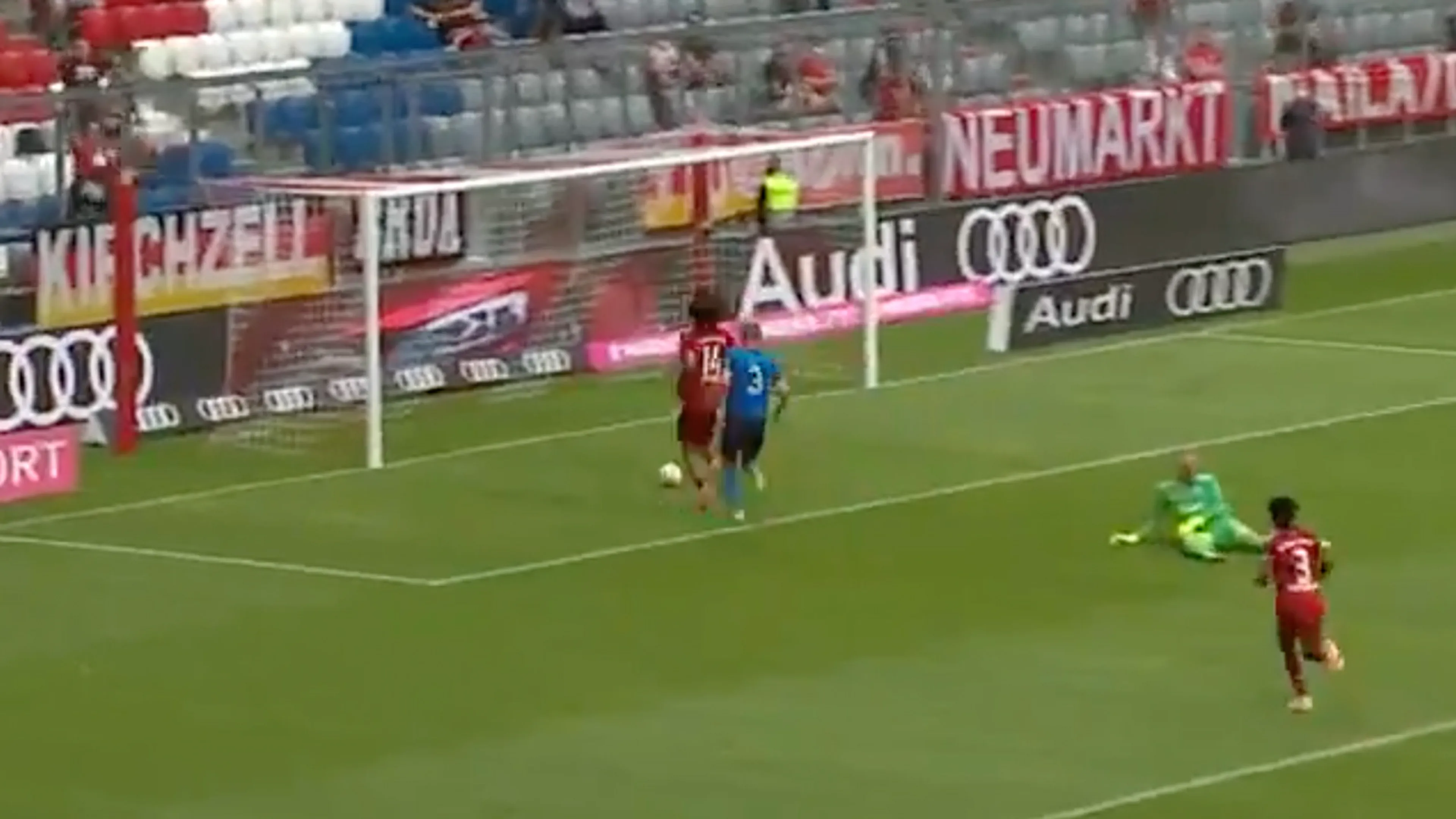 VIDEO: HOE DAN?! Zirkzee mist voor leeg doel tegen Ajax