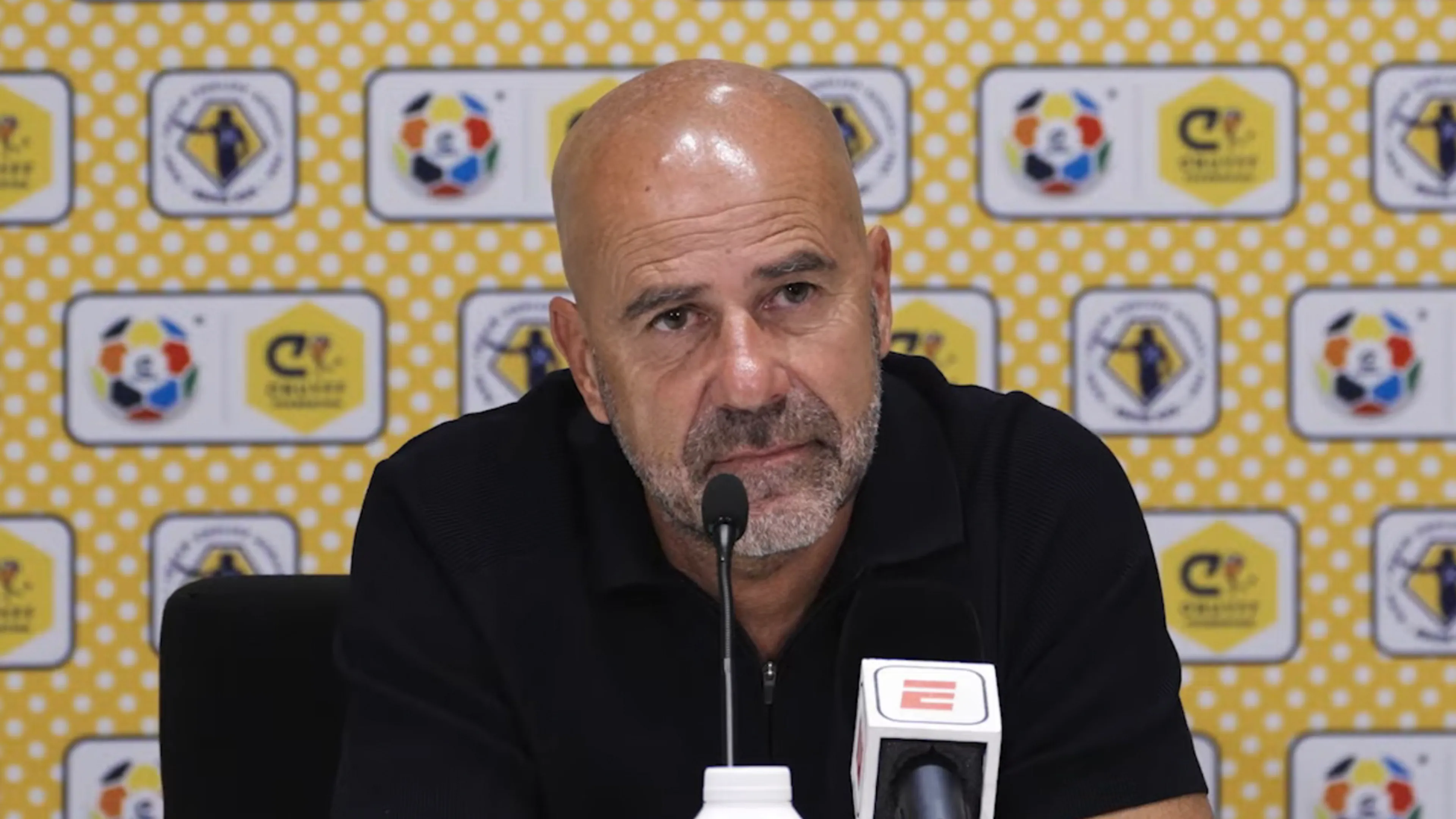 Peter Bosz reageert cynisch op vraag over Ajax: ‘Ik lig iedere nacht bibberend in bed…’