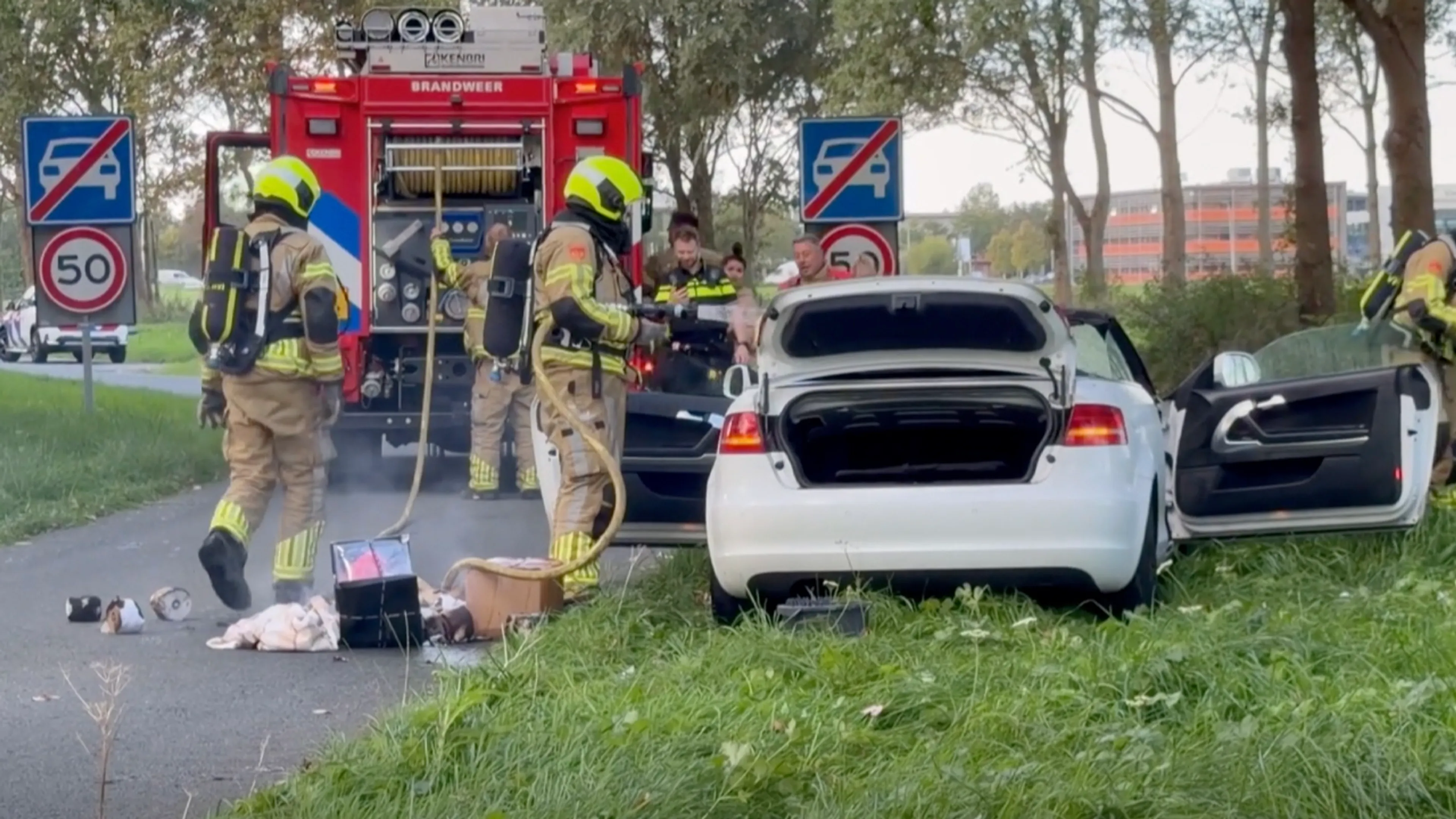 Vrouw zet per ongeluk haar eigen auto in brand na weggooien sigaret