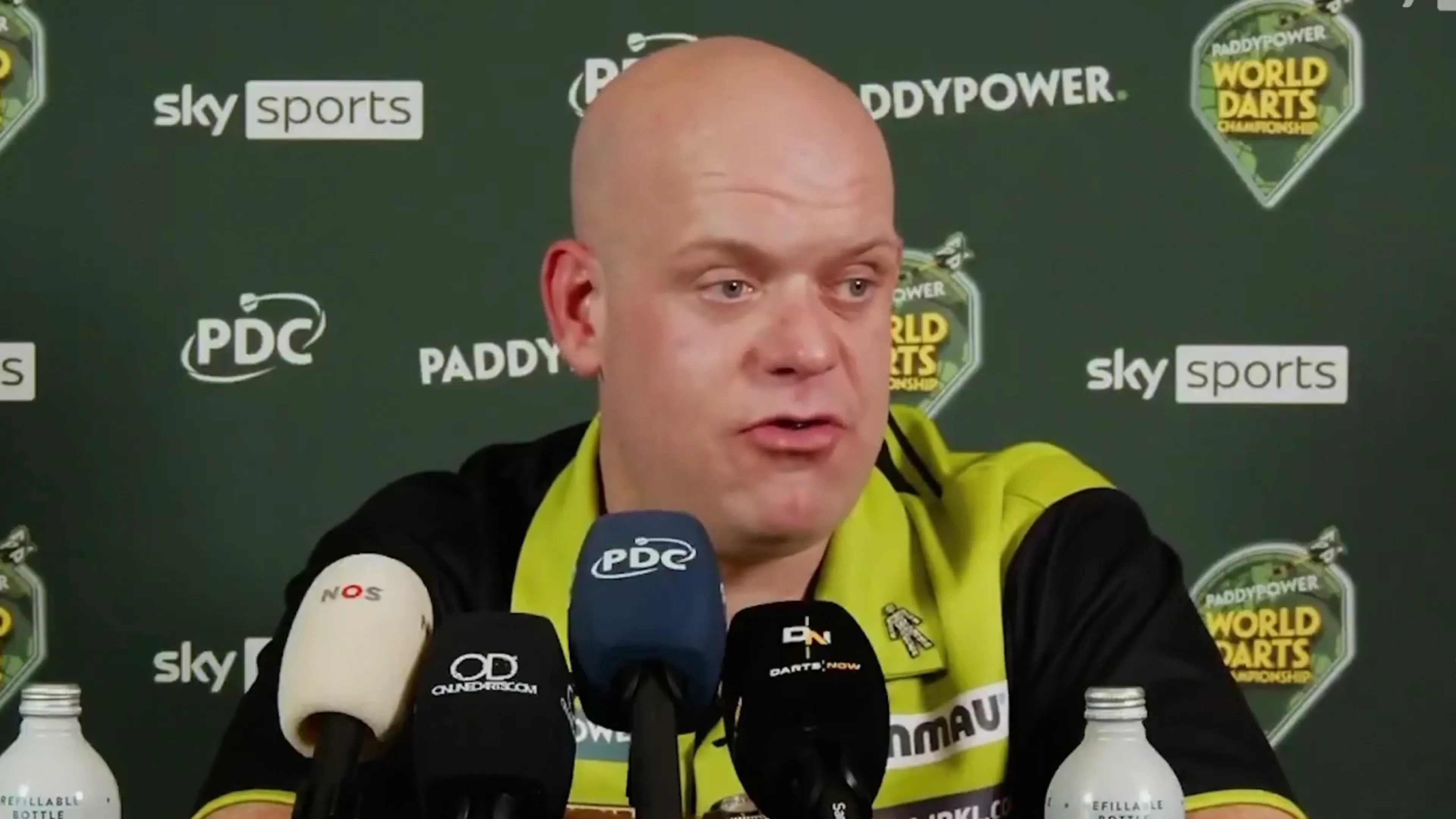 Van Gerwen haalt snoeihard uit naar concurrent: 'Hij praat zoveel onzin, niemand neemt hem serieus'