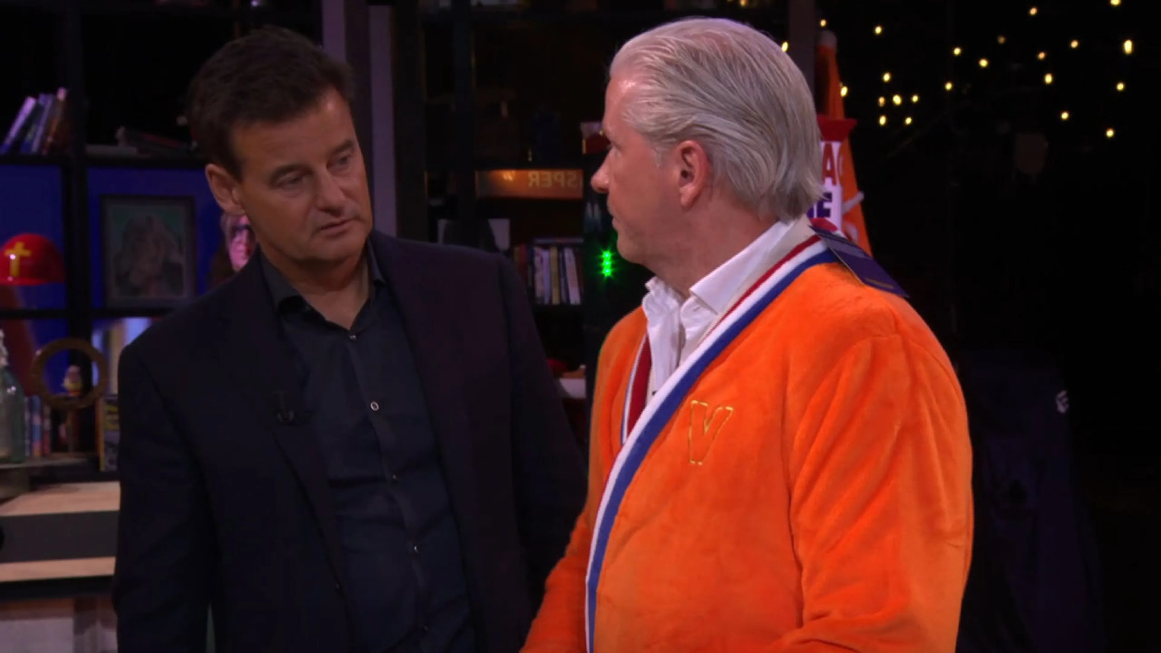 Dries Roelvink trekt Vandaag Inside-badjas aan In de Wandelgangen