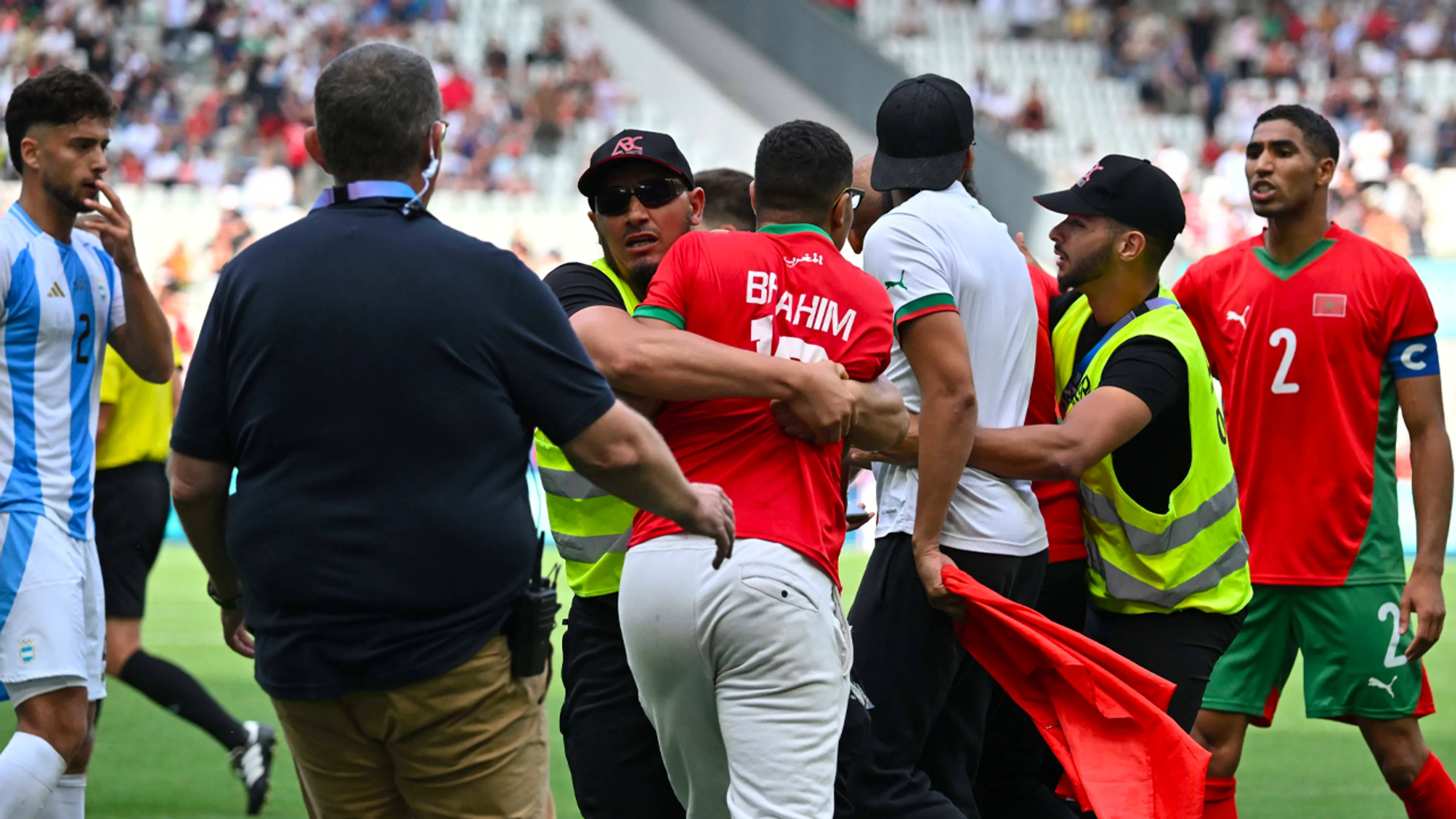 Eerste voetbalduel op Olympische Spelen eindigt in chaos