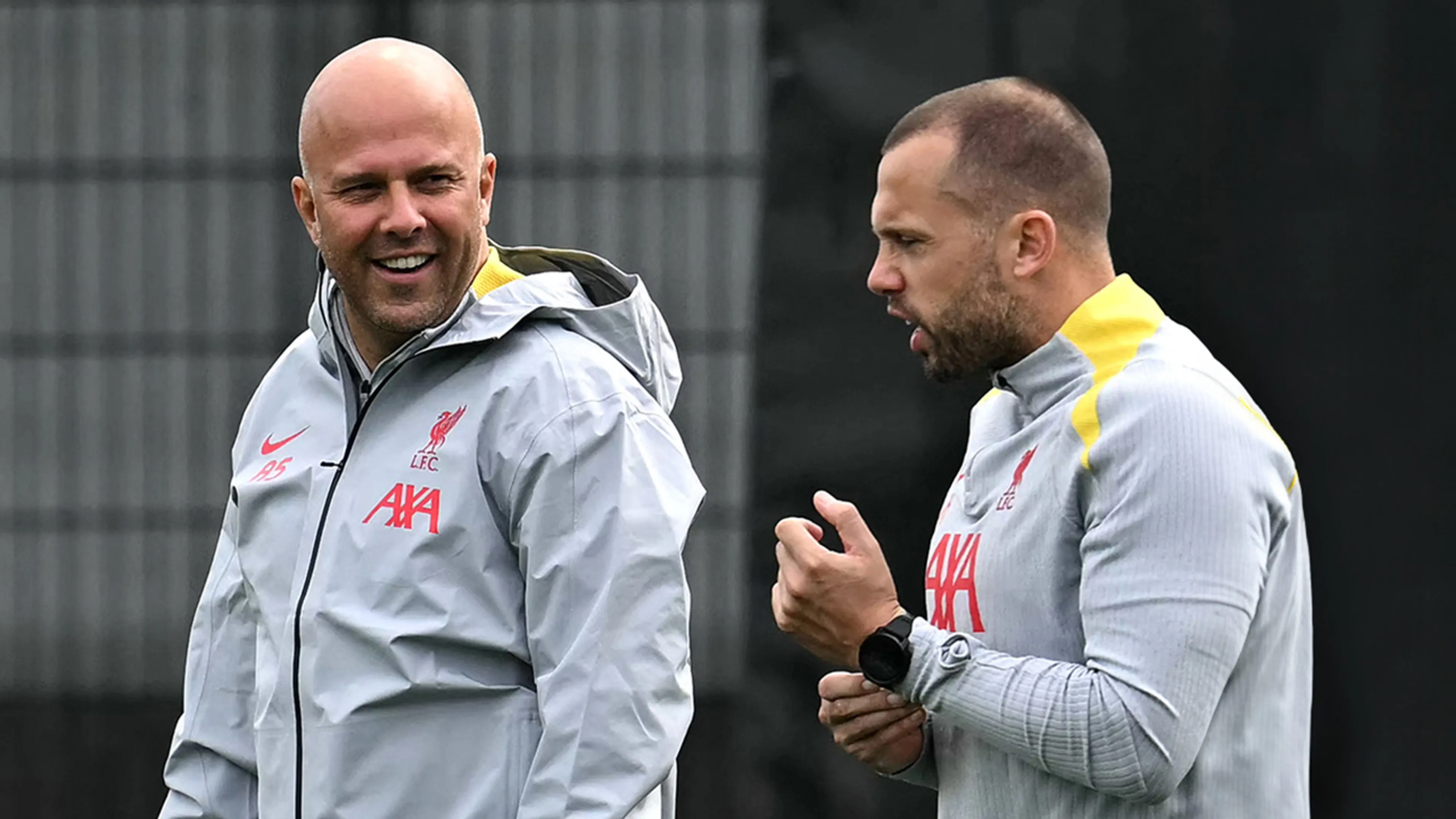 'Arne Slot wil John Heitinga dolgraag terug naar Liverpool halen'