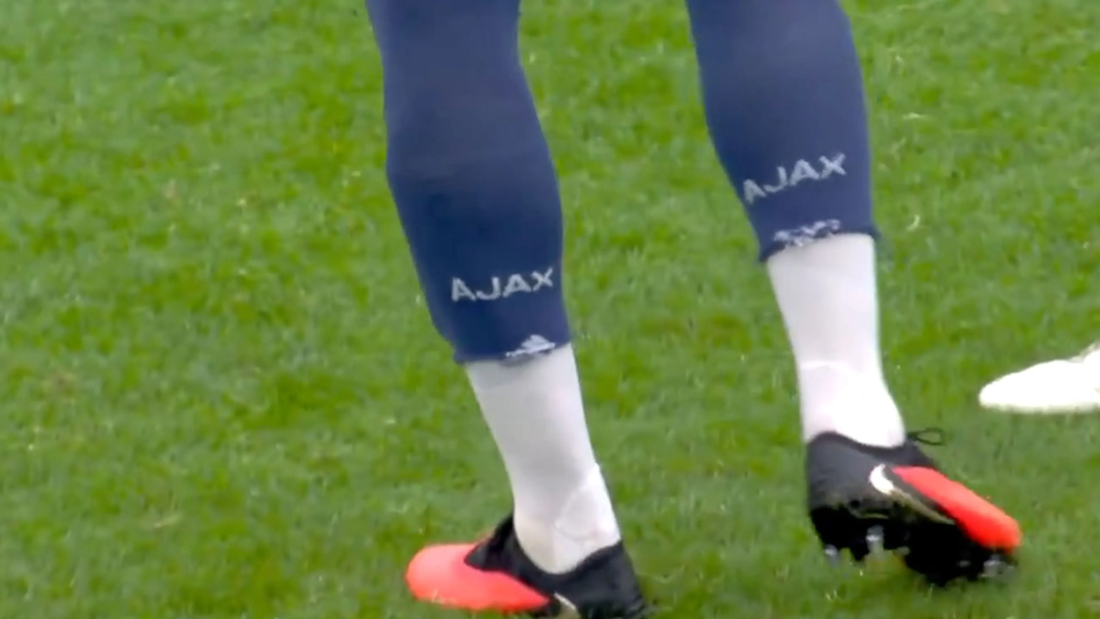 Grappig tafereel: Burnley-spelers dragen Ajax-sokken tijdens oefenduel