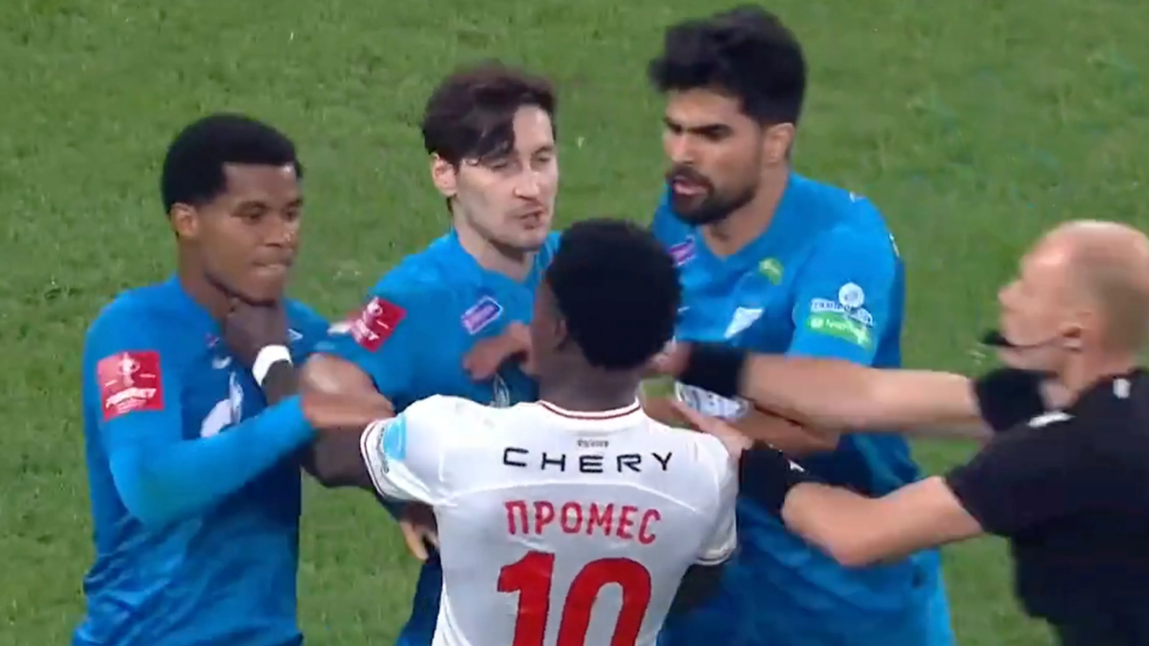 Video: Quincy Promes aanstichter van flink opstootje in Rusland
