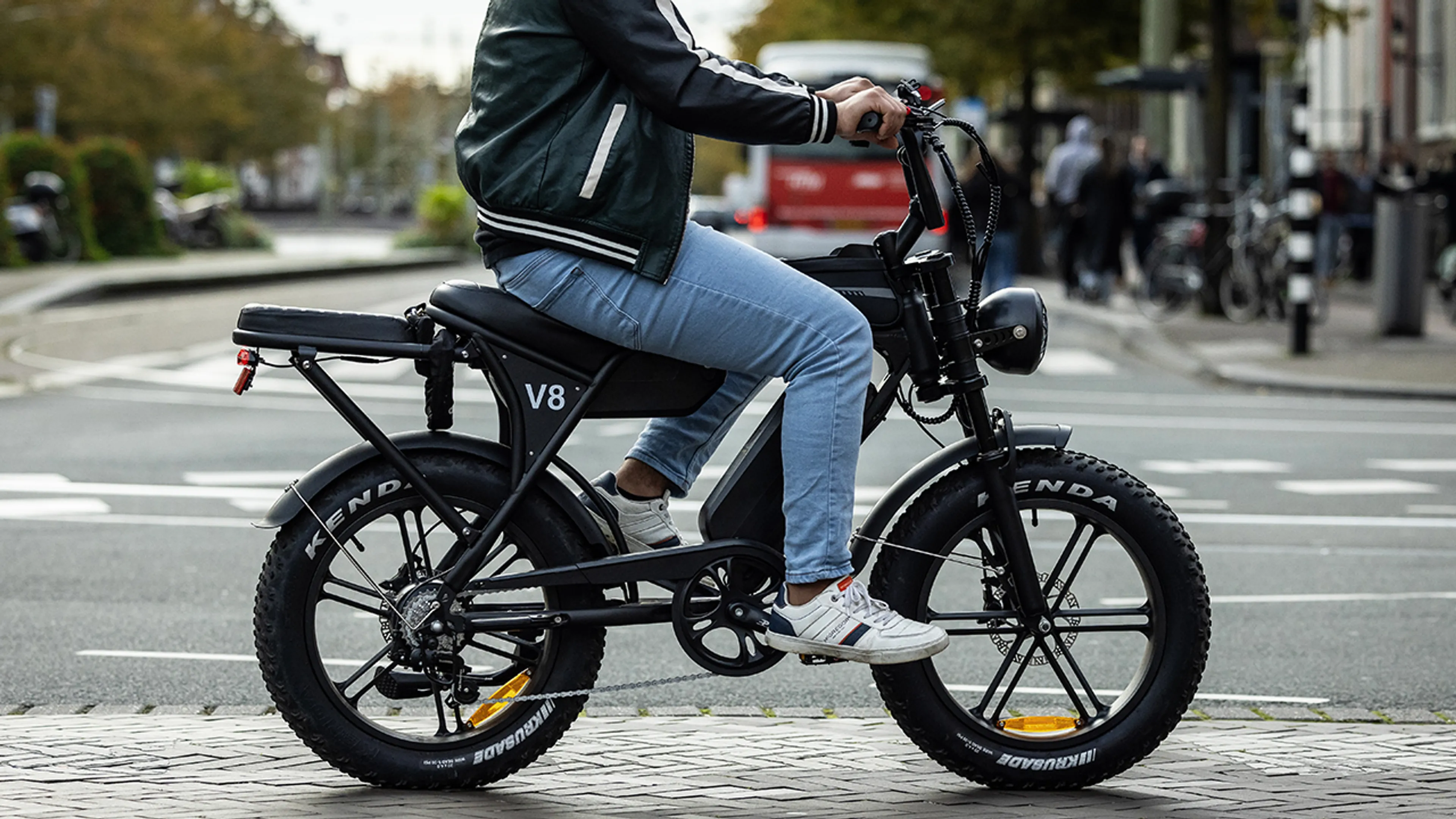 Hardlopende vrouwen door jongens op fatbikes op billen geslagen in Amsterdam