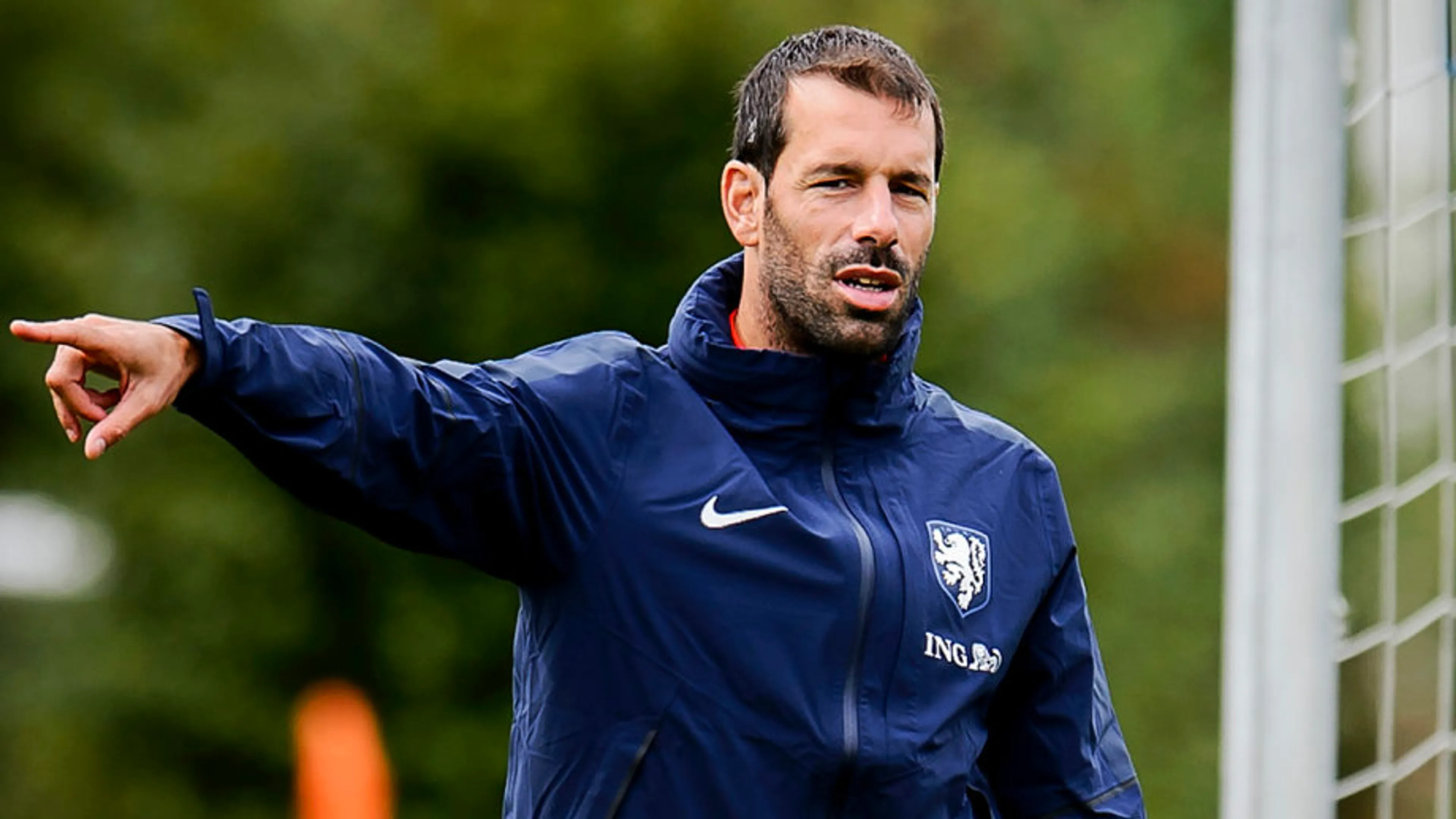 Van Nistelrooy steunt drie voedselbanken in Brabant